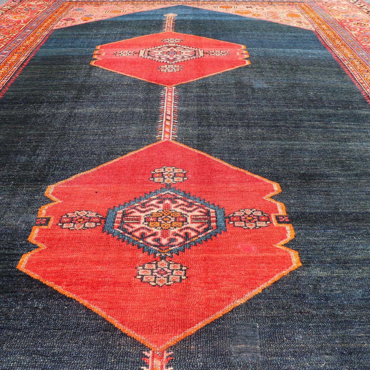 Mesures : 7'5 x 15'0 

Ancien tapis persan Malayer avec médaillons audacieux et indigo profond 7'5 x 15'0. Keivan Woven Arts/ tapis/R20-1206, pays d'origine / type : Iran / Malayer , circa 1920.

Ancien tapis persan de la galerie Malayer présentant