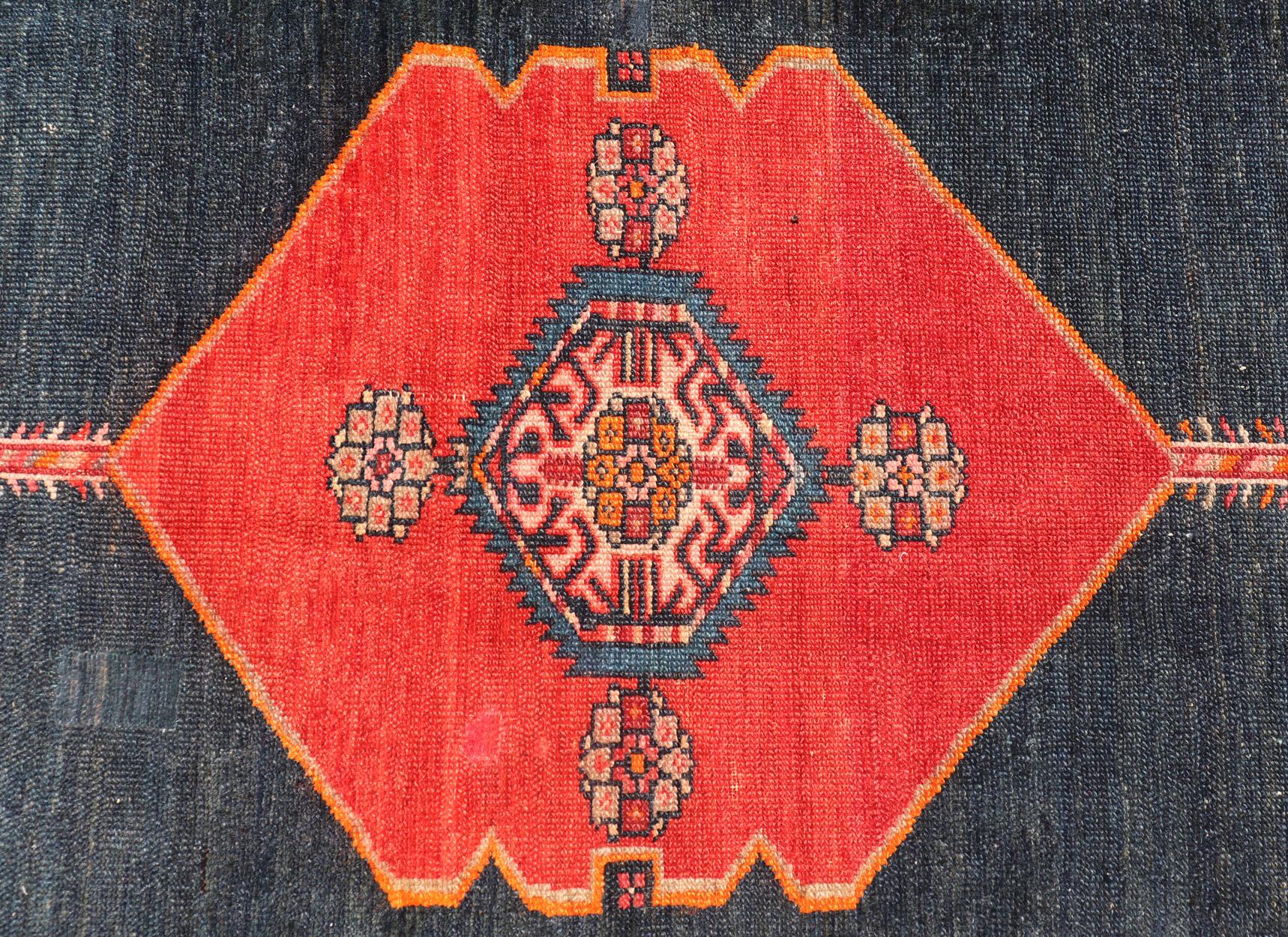 Tapis ancien persan Malayer avec médaillons audacieux et indigo profond 7'5 x 15'0 Bon état - En vente à Atlanta, GA