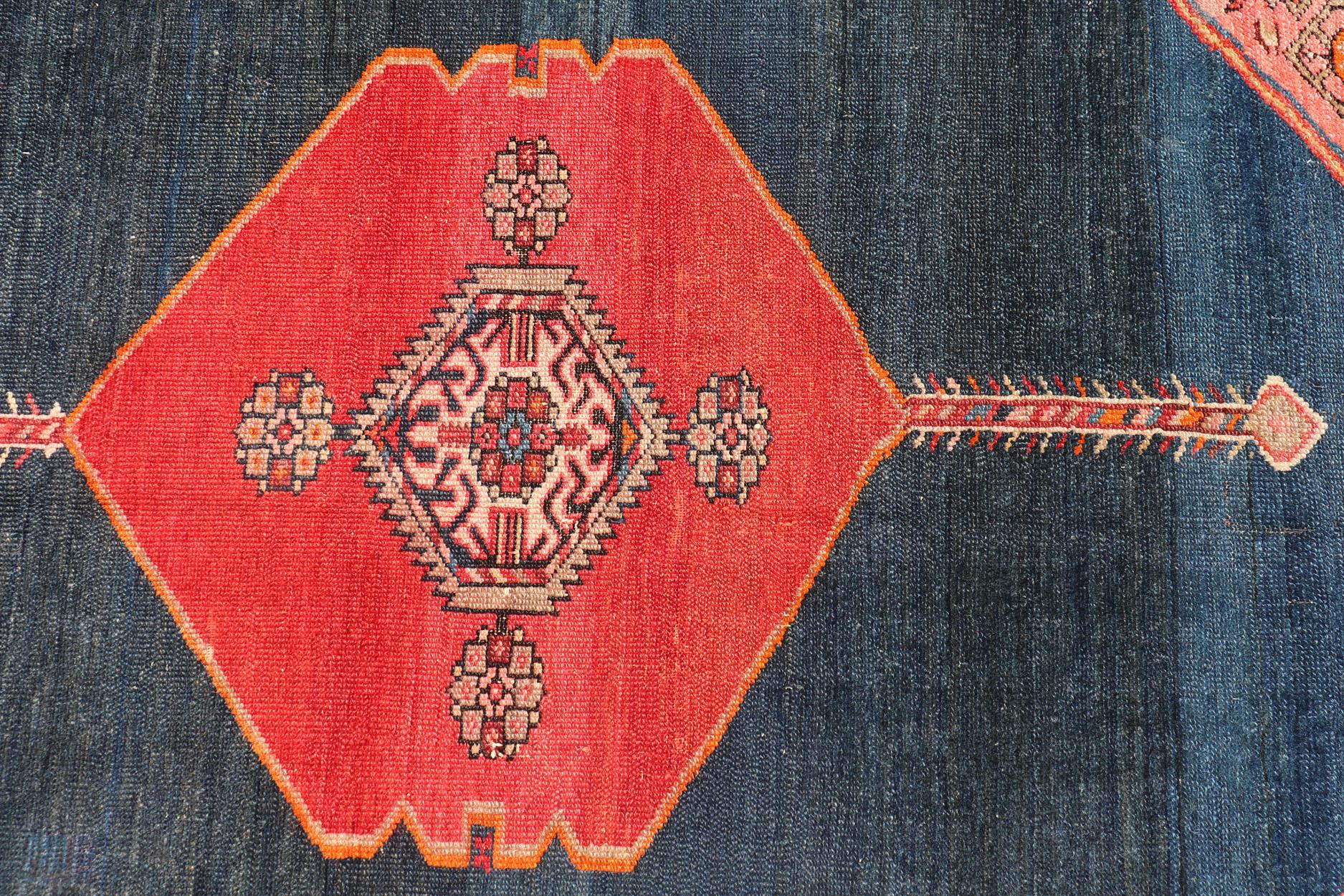 20ième siècle Tapis ancien persan Malayer avec médaillons audacieux et indigo profond 7'5 x 15'0 en vente