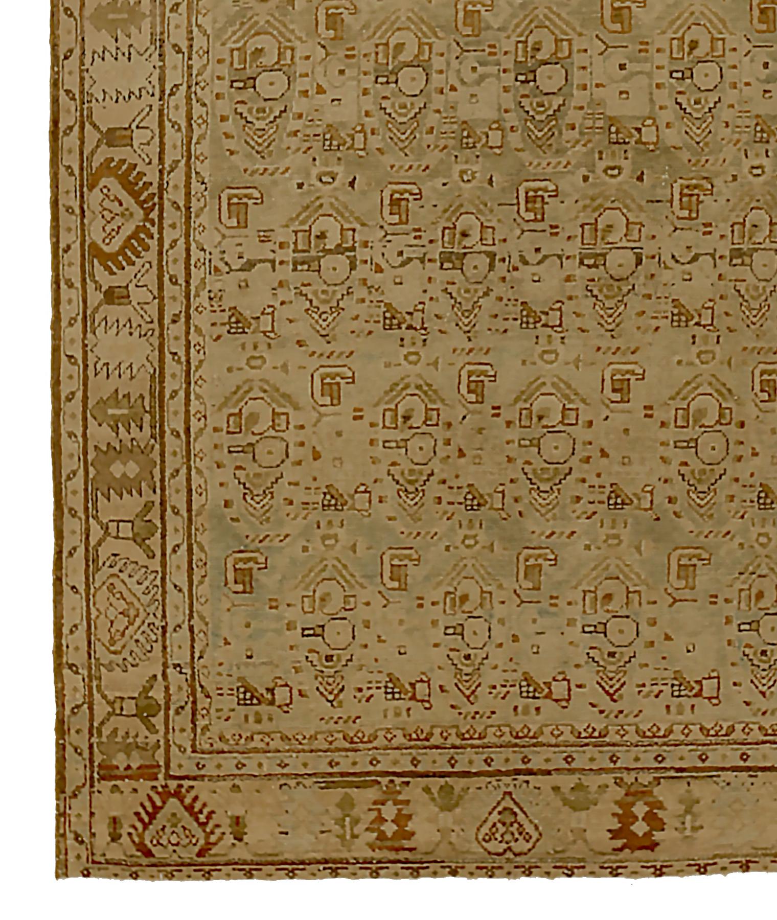 Antiker persischer Malayer-Teppich mit Boteh-Details auf beigefarbenem Feld (Persisch) im Angebot