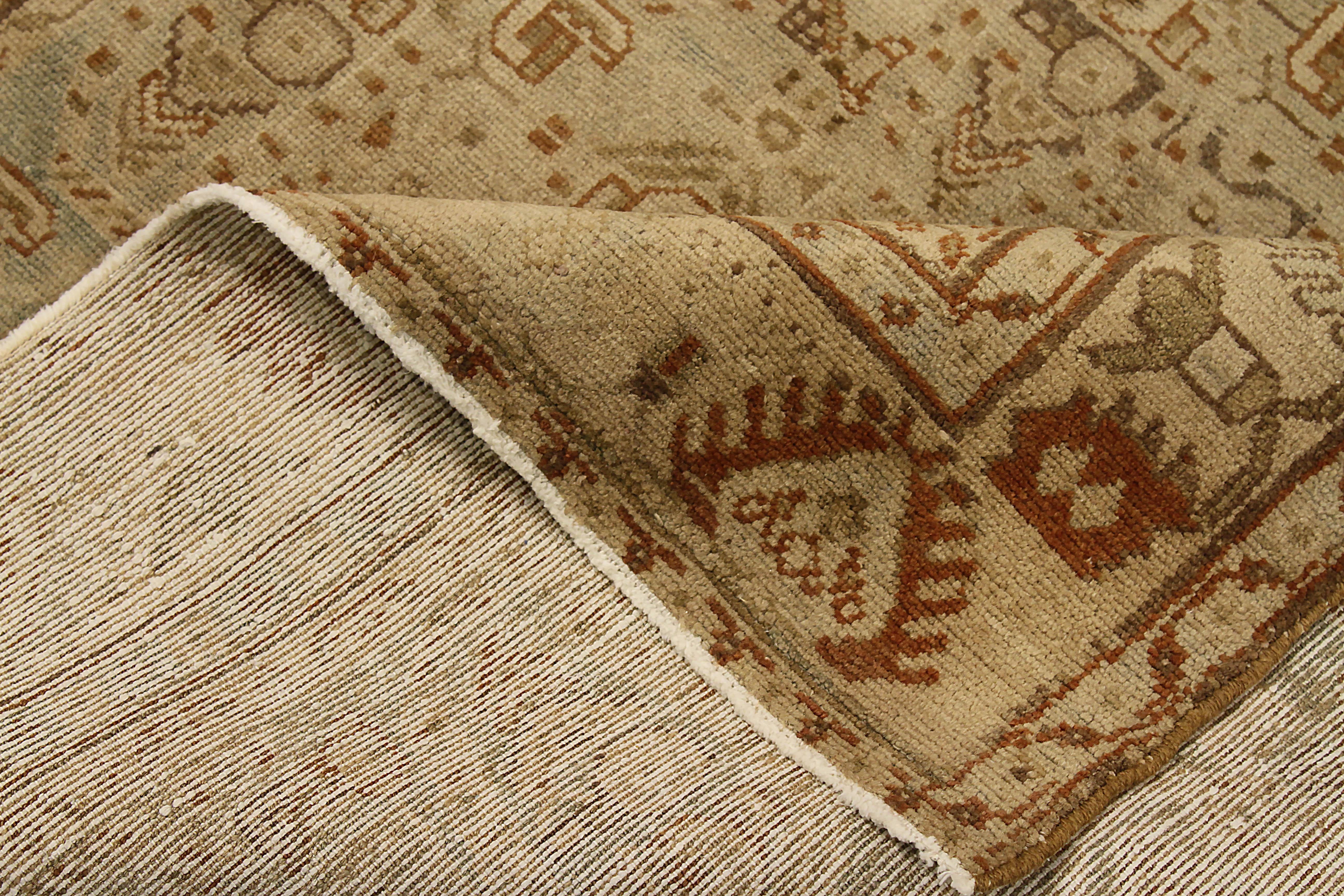 Antiker persischer Malayer-Teppich mit Boteh-Details auf beigefarbenem Feld (Handgewebt) im Angebot