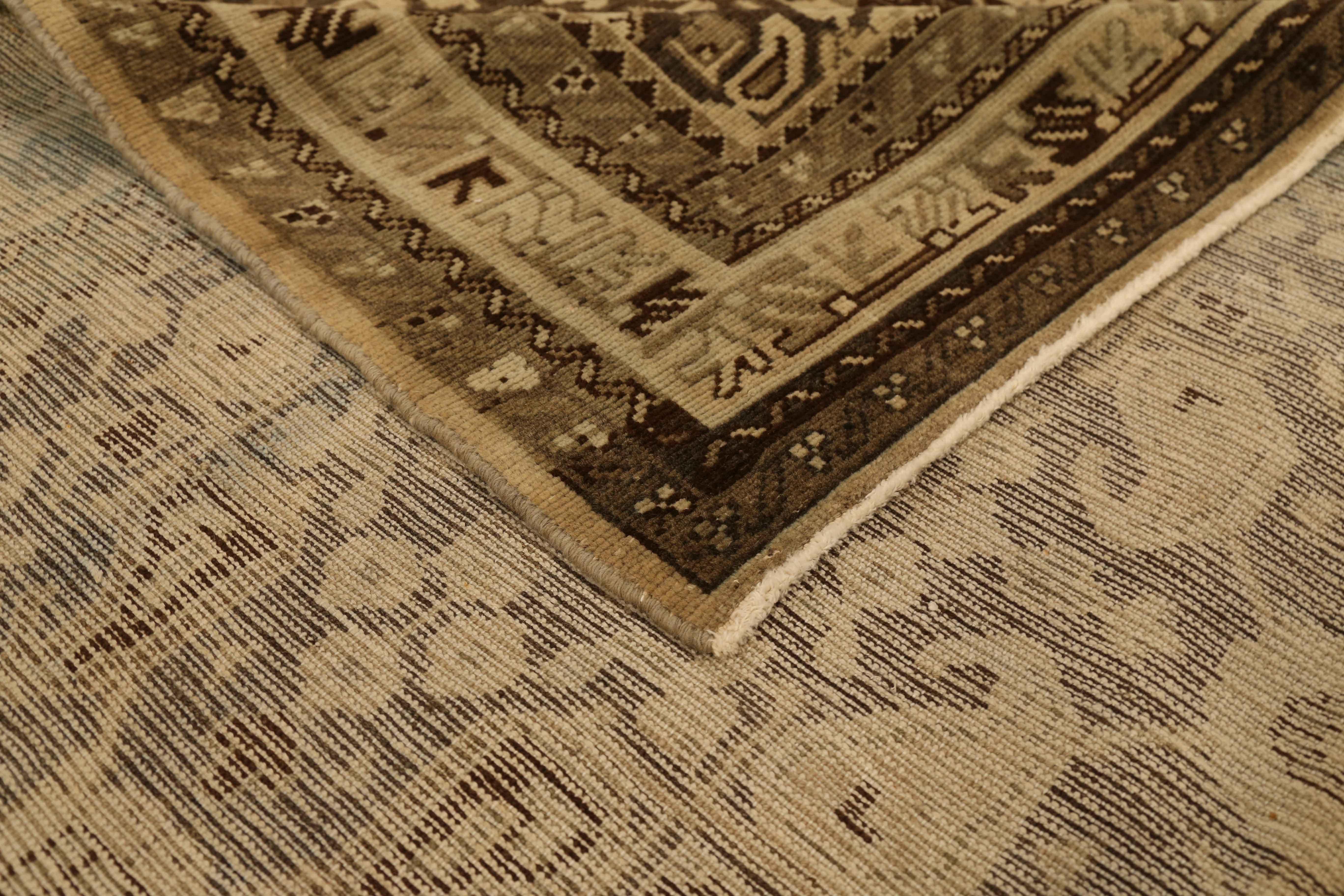 Antiker persischer Malayer-Teppich mit Boteh-Details auf braunem/ elfenbeinfarbenem Feld (Handgewebt) im Angebot
