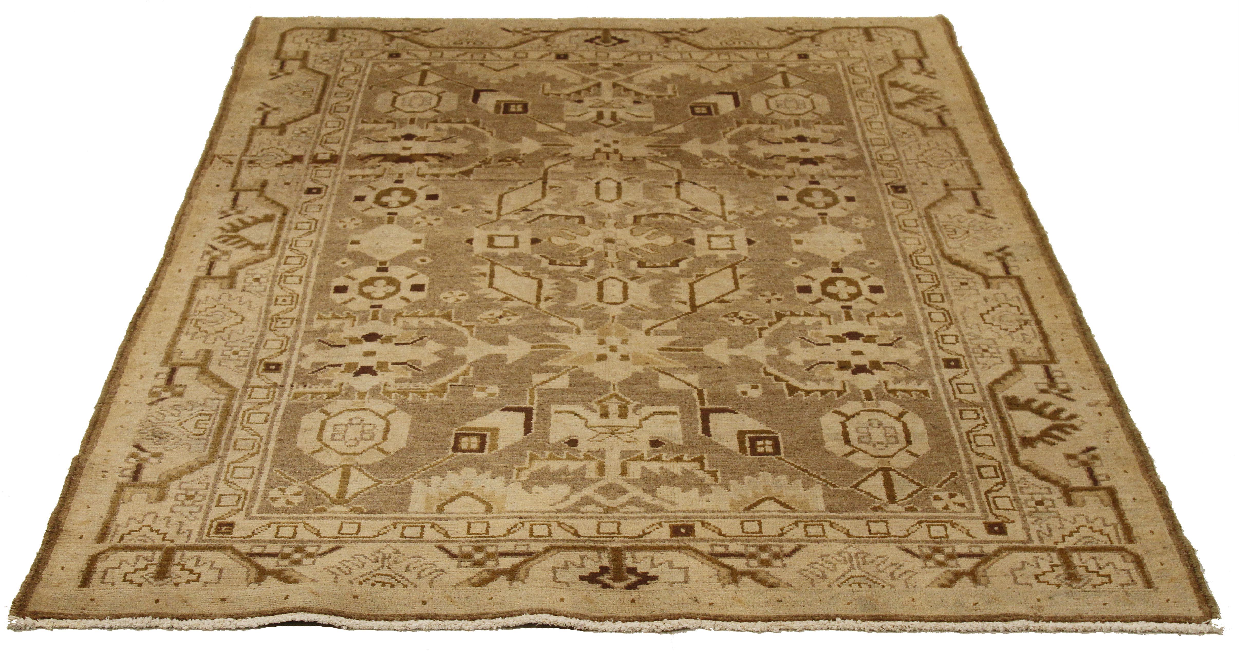 Antiker persischer Läufer, handgewebt aus feinster Schafswolle und gefärbt mit natürlichen Pflanzenfarben, die für Menschen und Haustiere unbedenklich sind. Es ist ein traditionelles Malayer-Muster mit braunen und beigen Stammesdetails auf einem