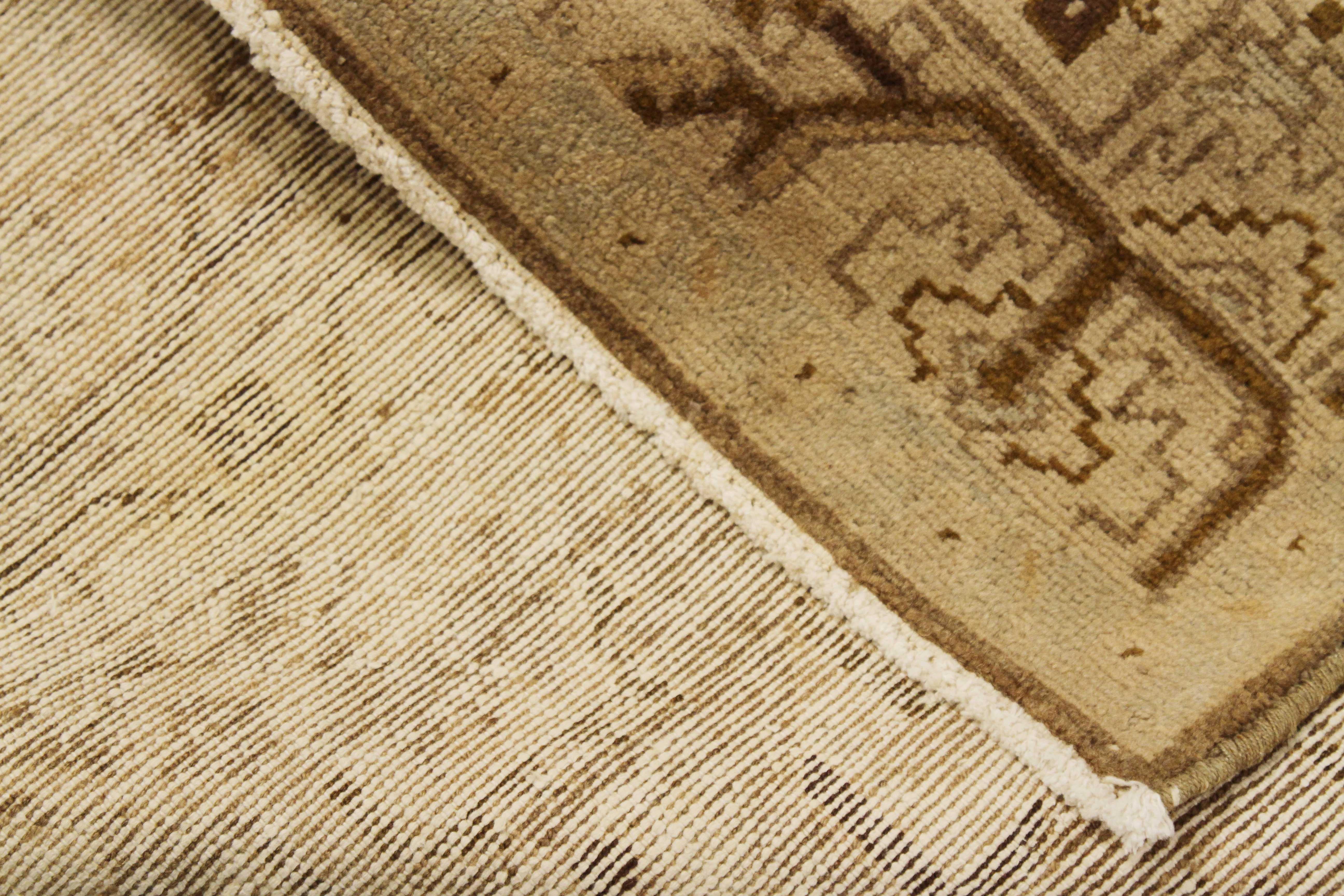 Antiker persischer Malayer-Teppich mit braunen und beigen Stammesdetails auf elfenbeinfarbenem Feld (Persisch) im Angebot