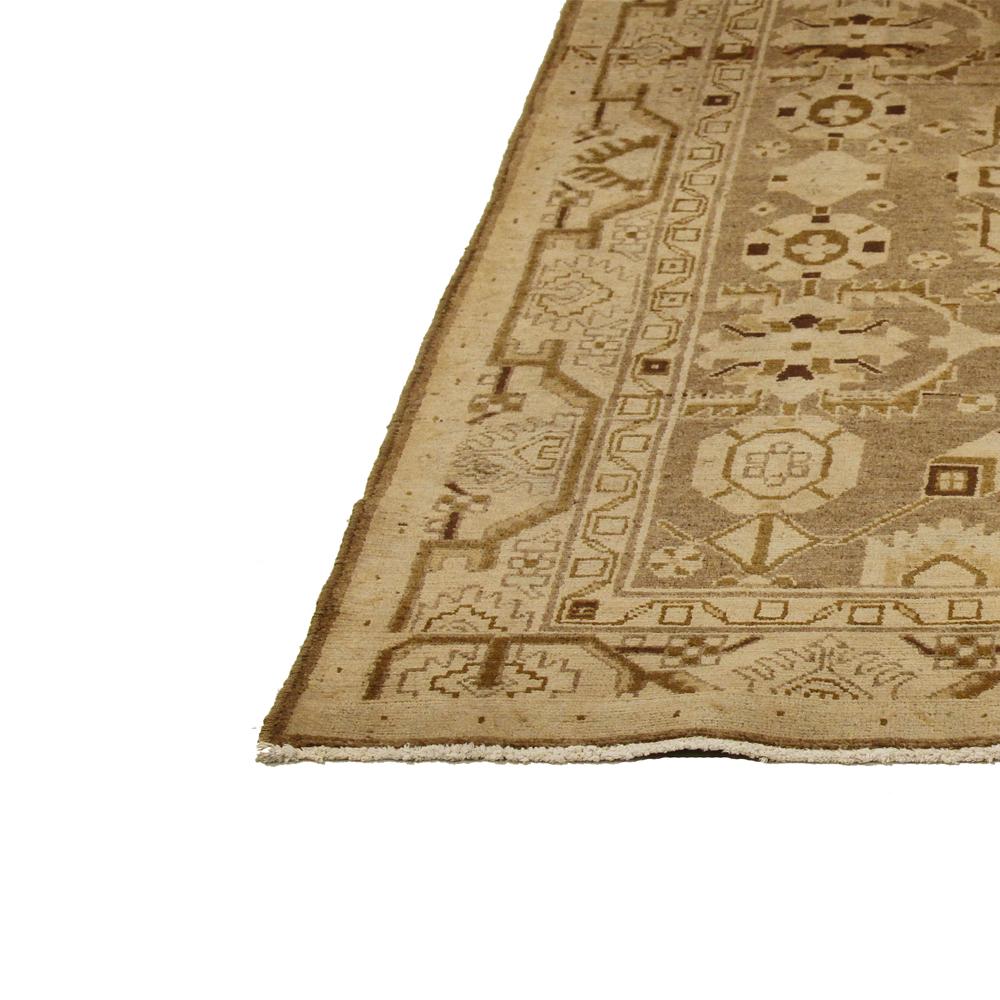 Antiker persischer Malayer-Teppich mit braunen und beigen Stammesdetails auf elfenbeinfarbenem Feld (Handgewebt) im Angebot