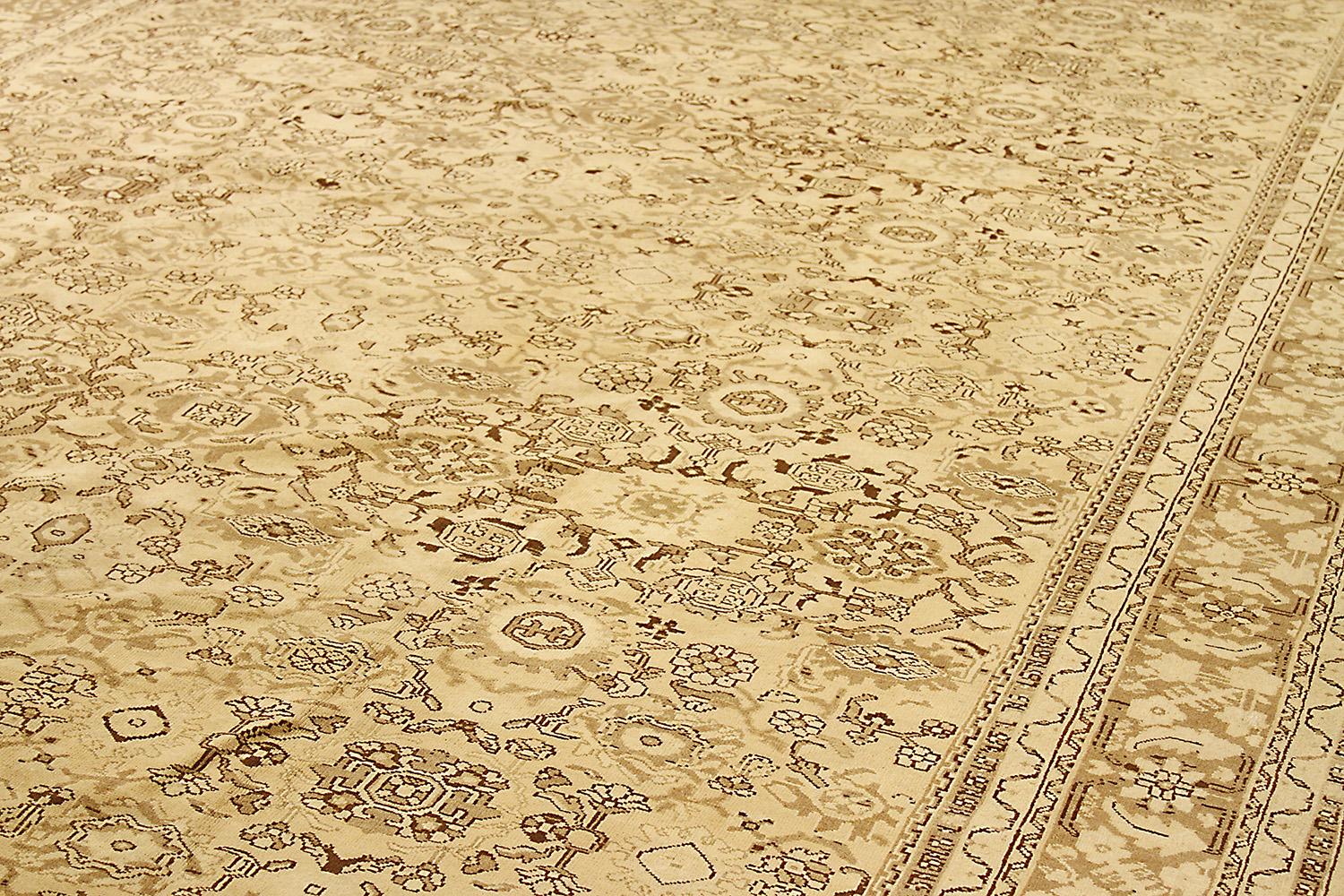 Antiker persischer Malayer-Teppich mit braunen und schwarzen Blumendetails auf elfenbeinfarbenem Feld (Persisch) im Angebot