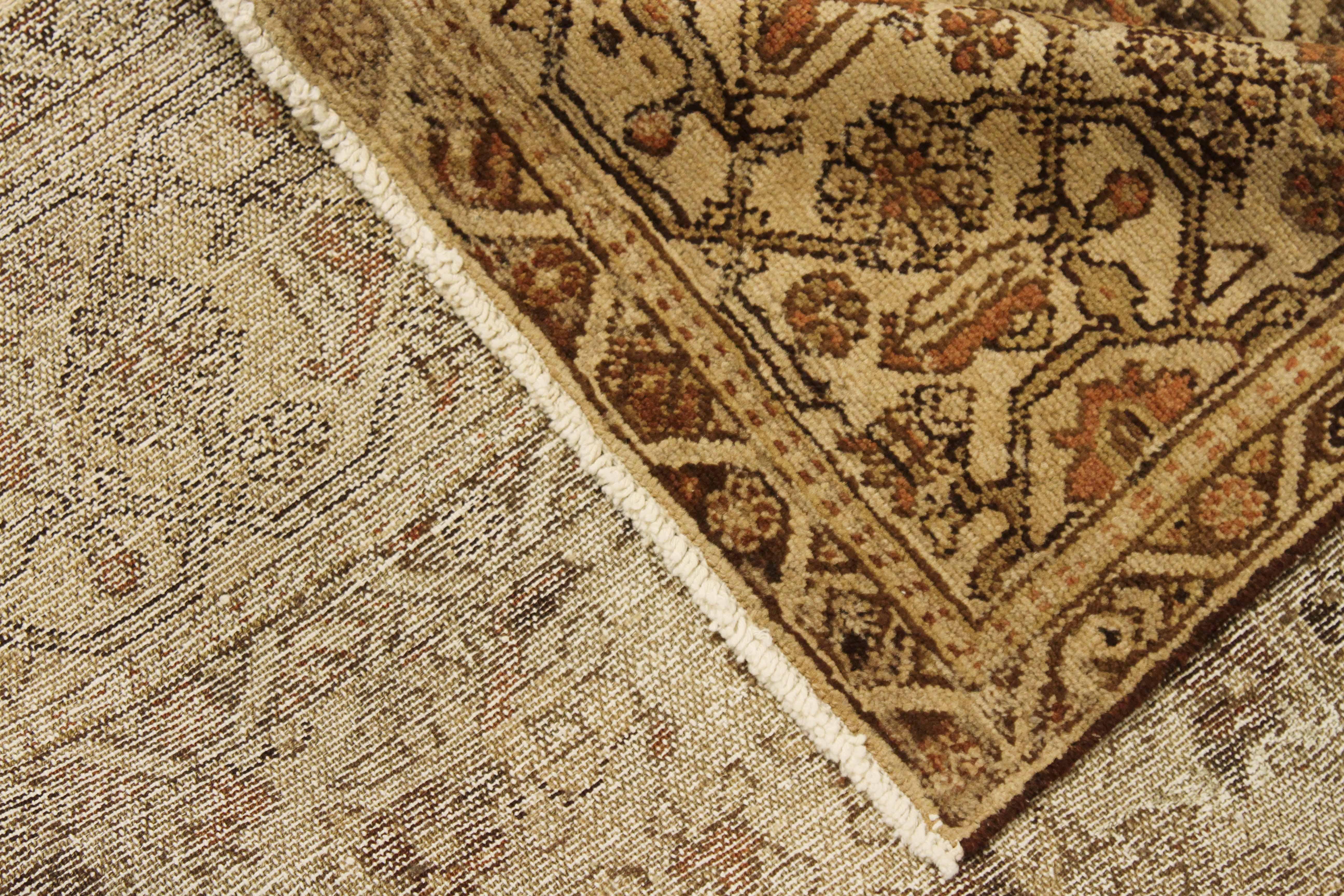 Perse Tapis persan antique Malayer avec détails floraux bruns et noirs sur fond ivoire en vente