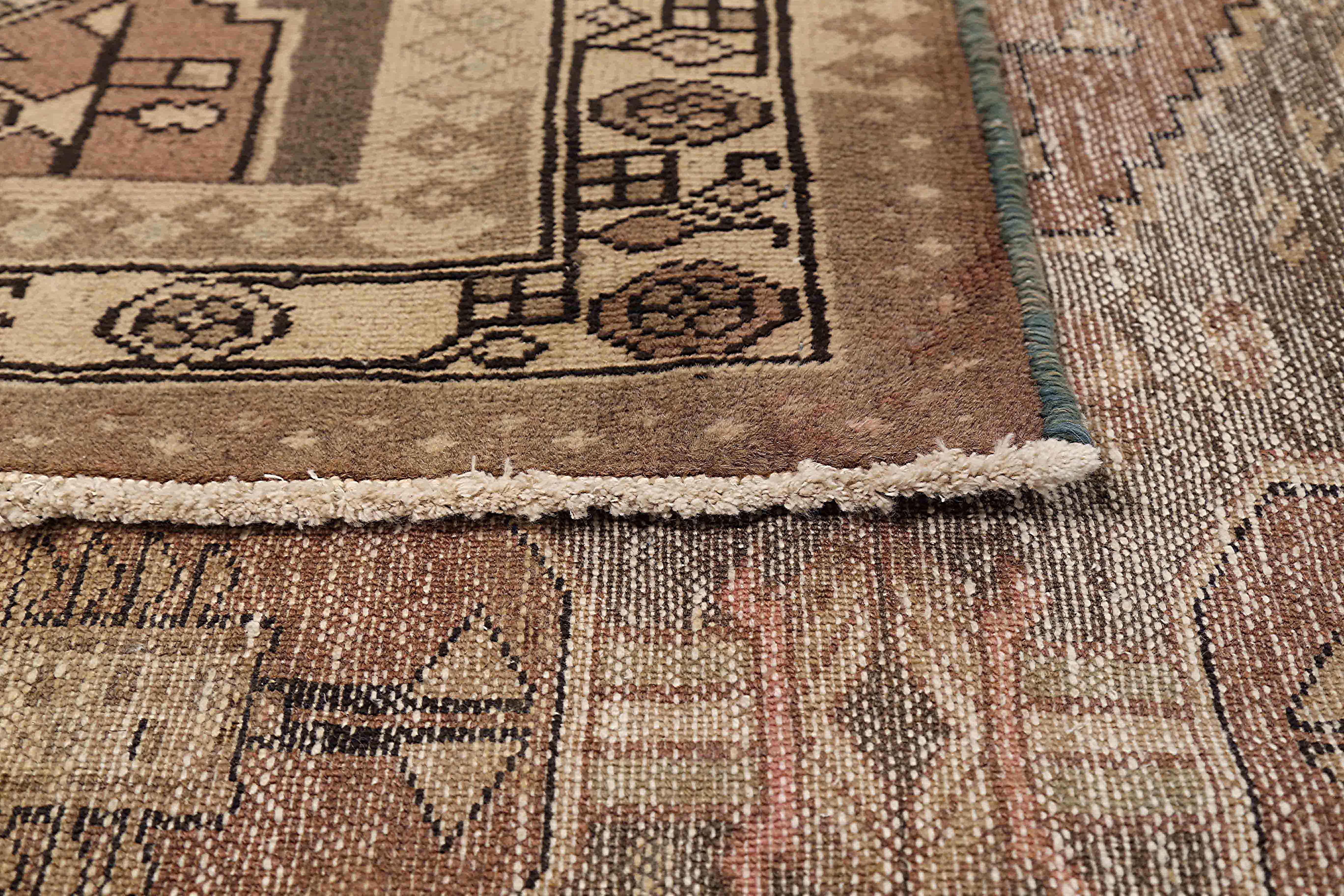 Antigua alfombra persa Malayer con medallones tribales marrones y negros sobre fondo beige Tejido a mano en venta