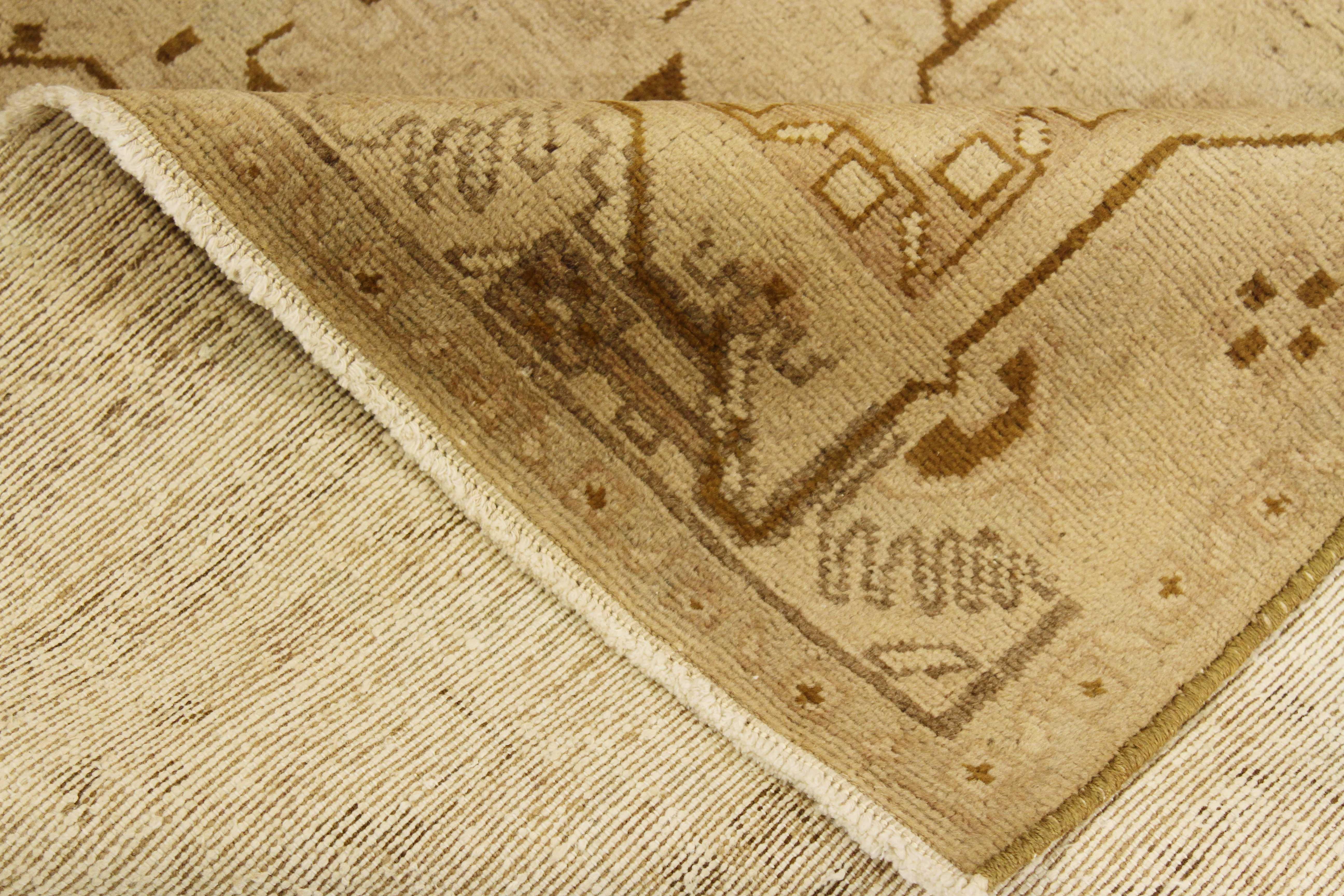 Perse Tapis persan antique Malayer avec détails géométriques bruns & tribaux sur fond ivoire en vente