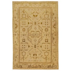 Antiker persischer Malayer-Teppich mit braunen geometrischen & Stammesdetails auf elfenbeinfarbenem Feld