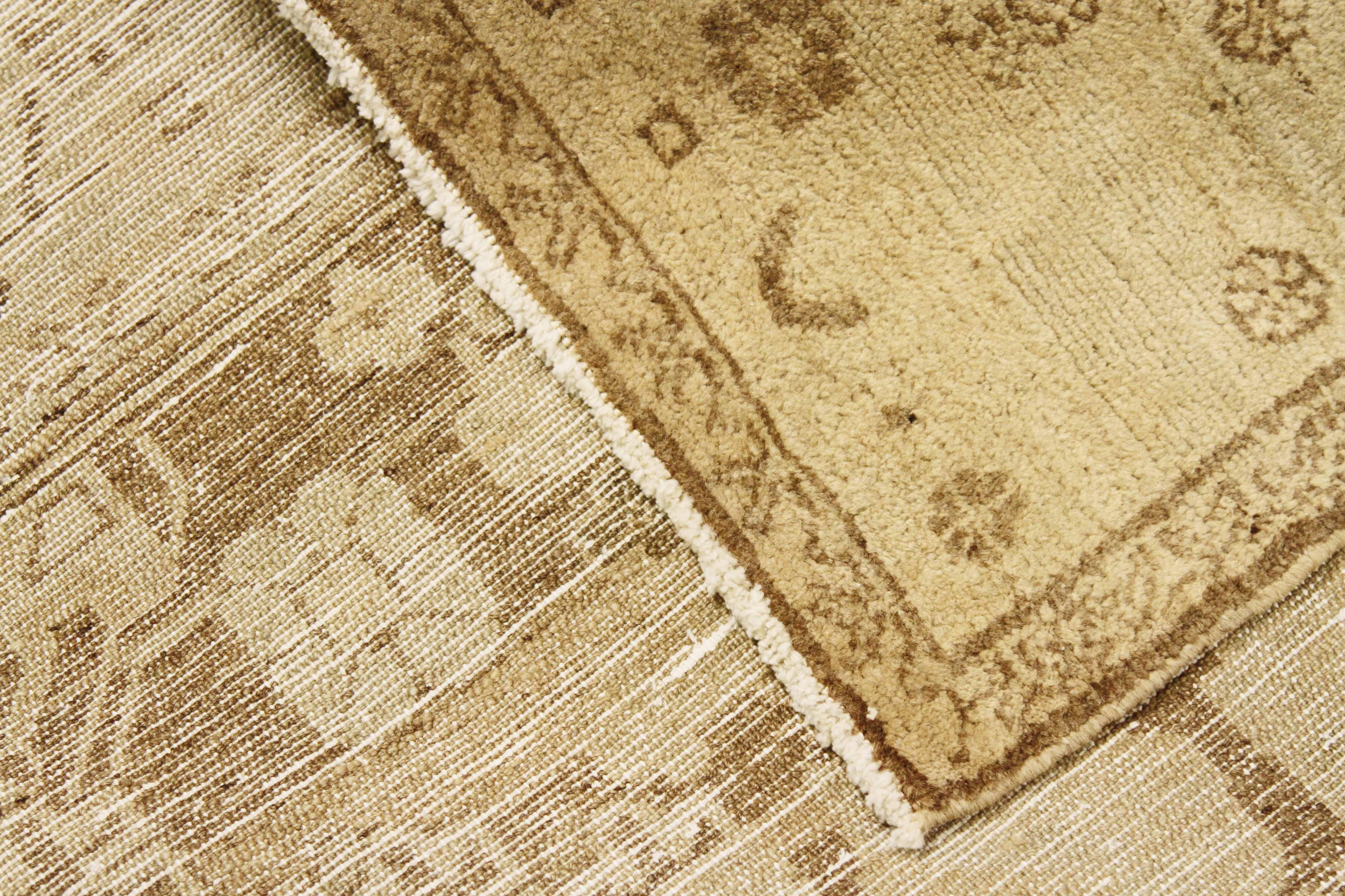 Antiker persischer Malayer-Teppich mit braunen und grauen botanischen Details auf elfenbeinfarbenem Feld (Persisch) im Angebot