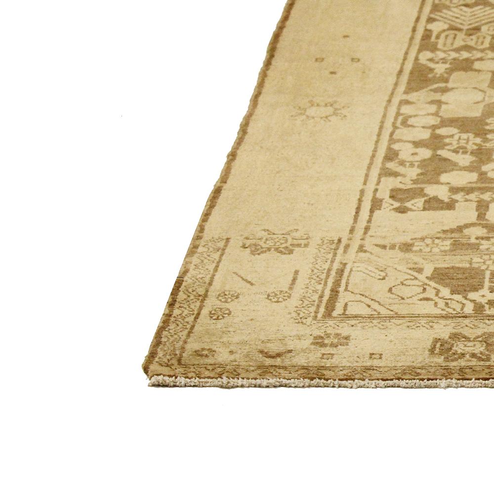Antiker persischer Malayer-Teppich mit braunen und grauen botanischen Details auf elfenbeinfarbenem Feld (Handgewebt) im Angebot