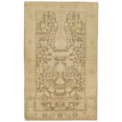 Antiker persischer Malayer-Teppich mit braunen und grauen botanischen Details auf elfenbeinfarbenem Feld
