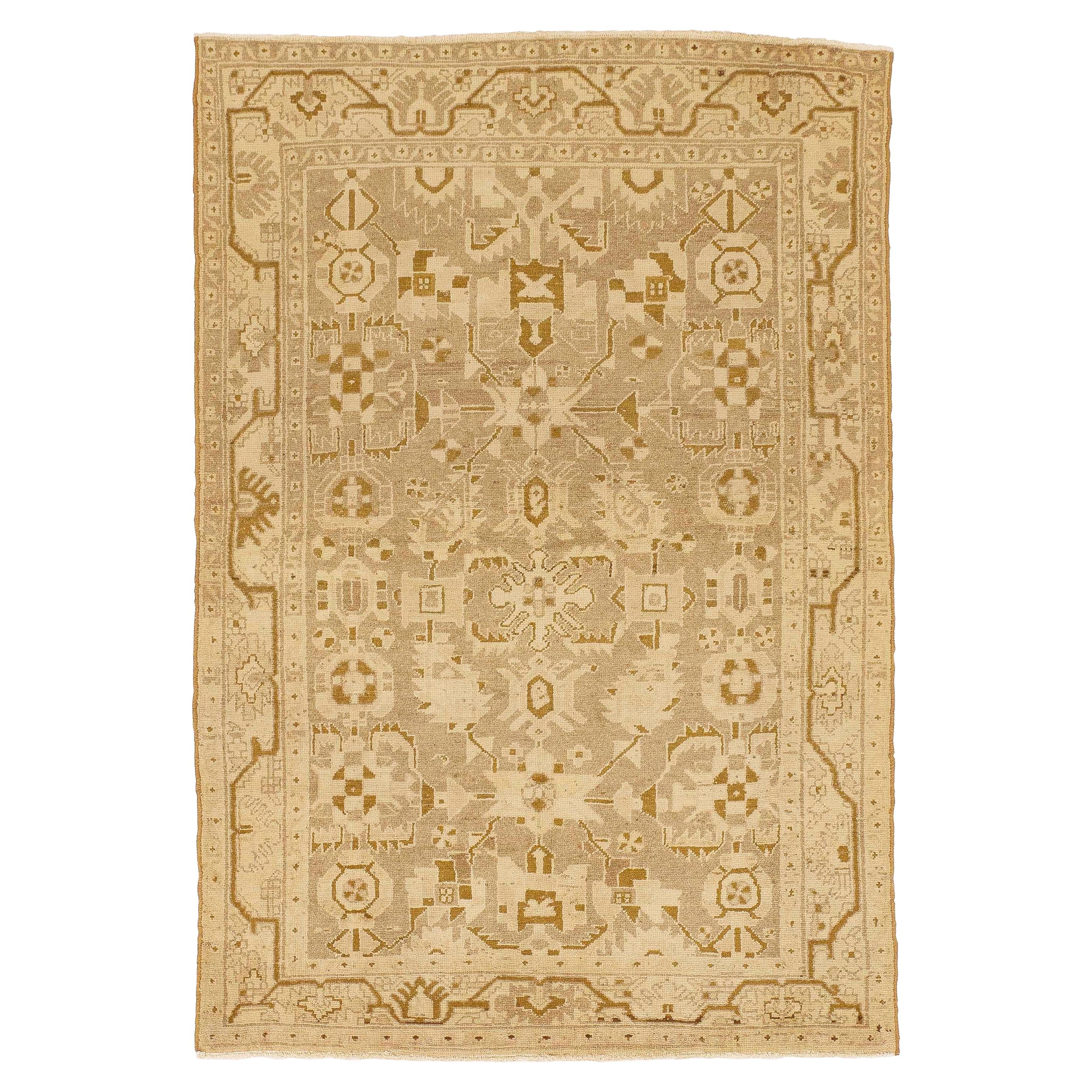 Antiker persischer Malayer-Teppich mit braunen und elfenbeinfarbenen geometrischen Details