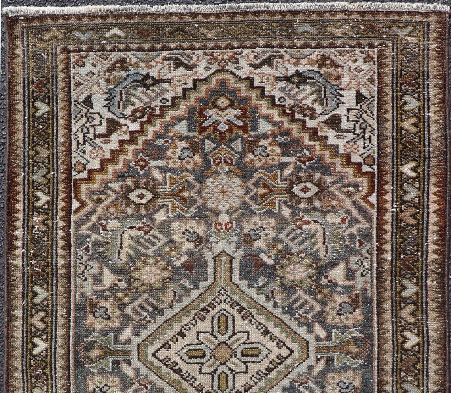 Mesures : 2'5 x 3'11 
Ancien tapis persan Malayer avec médaillon central 2'5 x 3'11. Keivan Woven Arts/ tapis/R20-1011, pays d'origine / type : Iran / Malayer, vers 1930.

Le champ central du tapis est dominé par un médaillon géométrique proéminent,