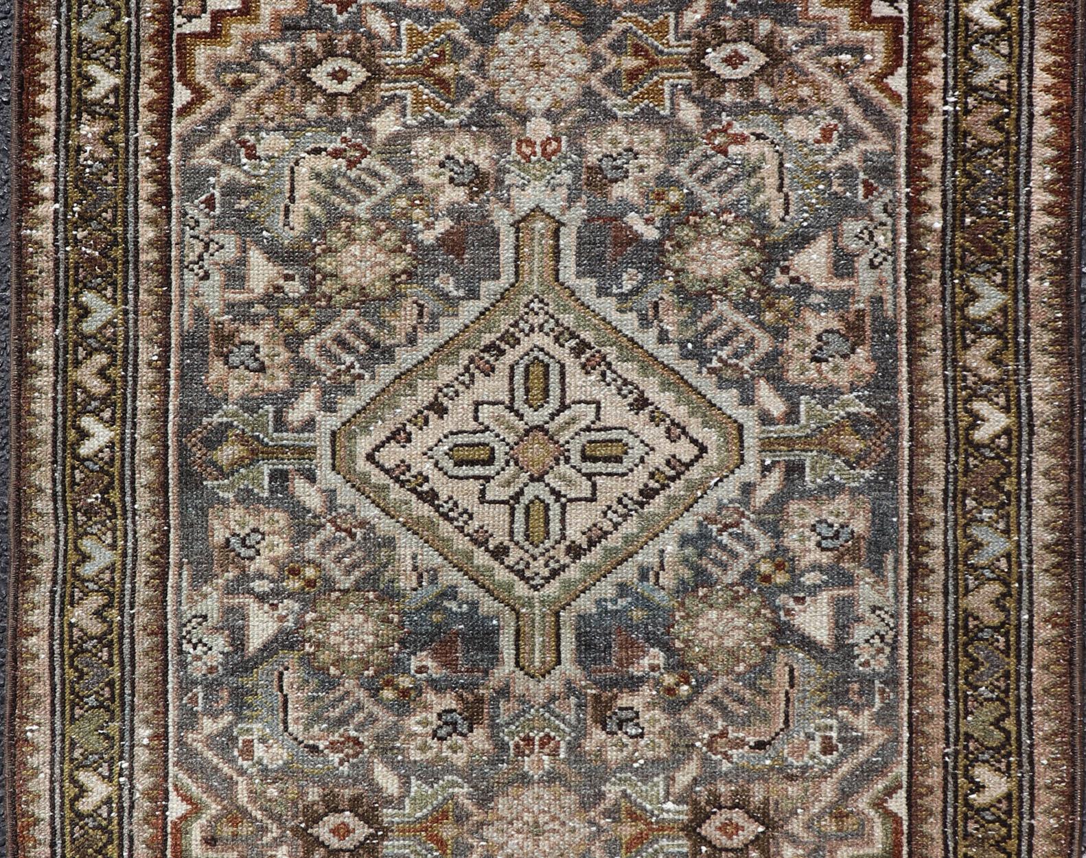 Perse Tapis persan ancien Malayer avec médaillon central 2'5 x 3'11 en vente