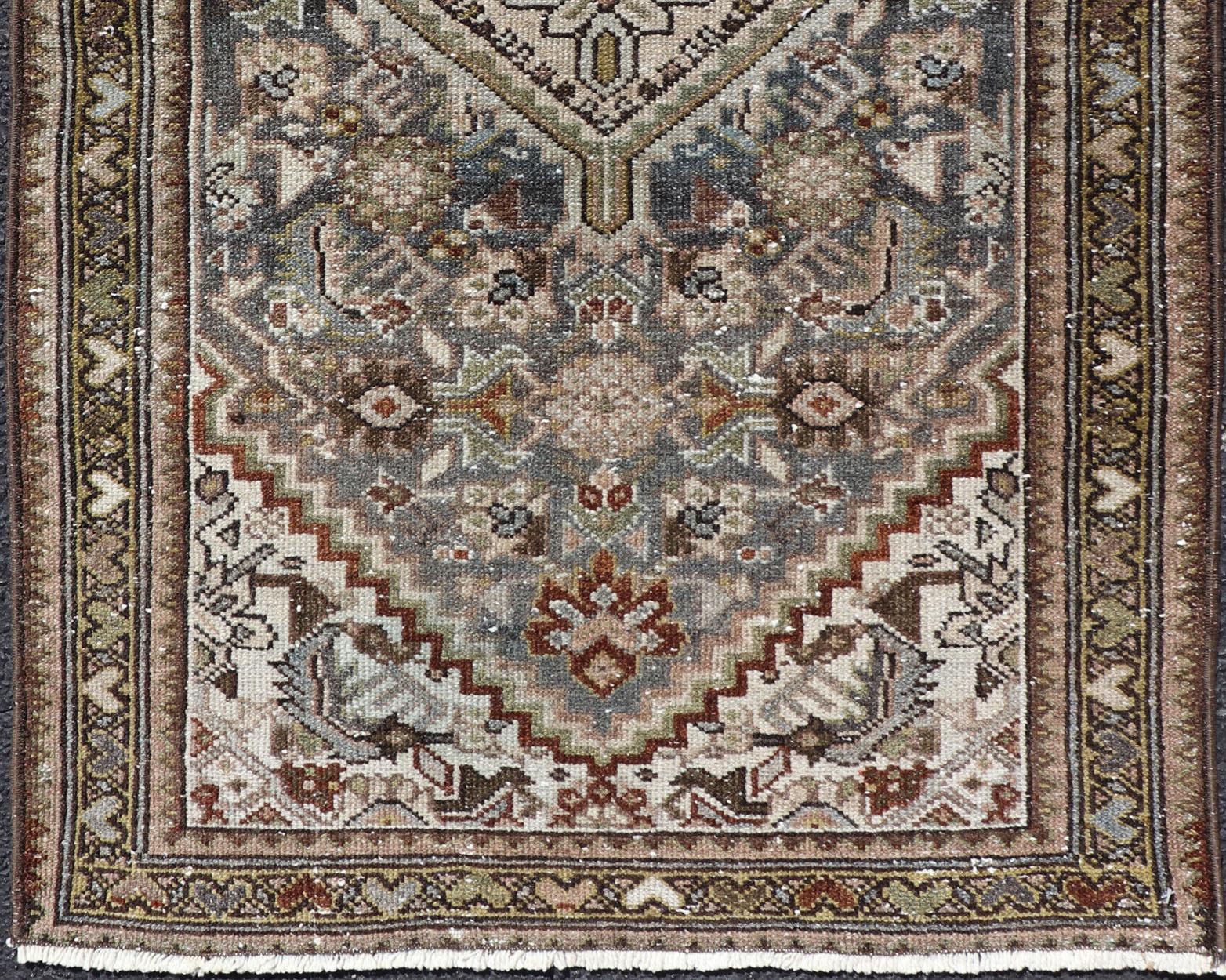 Noué à la main Tapis persan ancien Malayer avec médaillon central 2'5 x 3'11 en vente