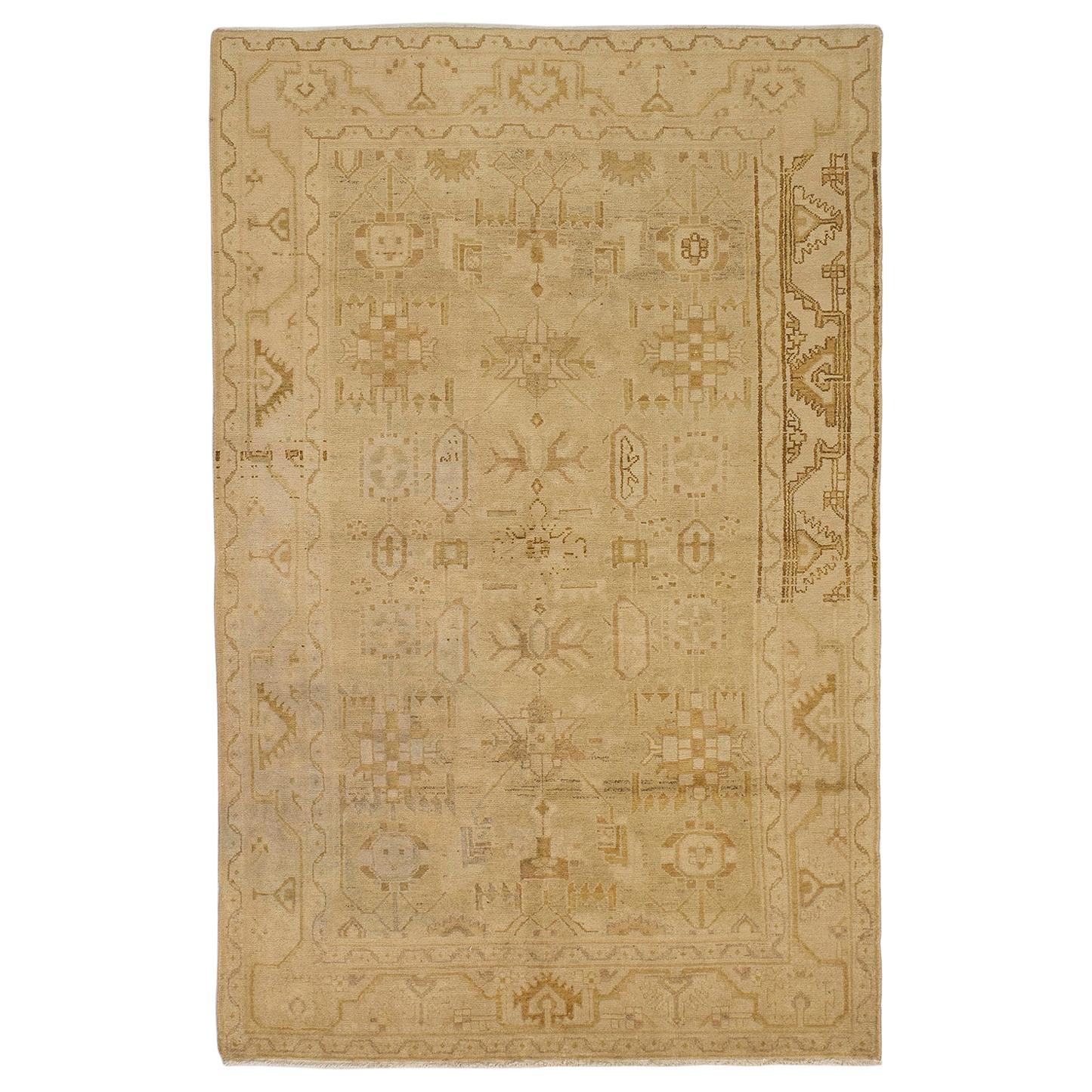 Antiker persischer Malayer-Teppich mit verblichenem beige-braunem Stammesfeldmuster