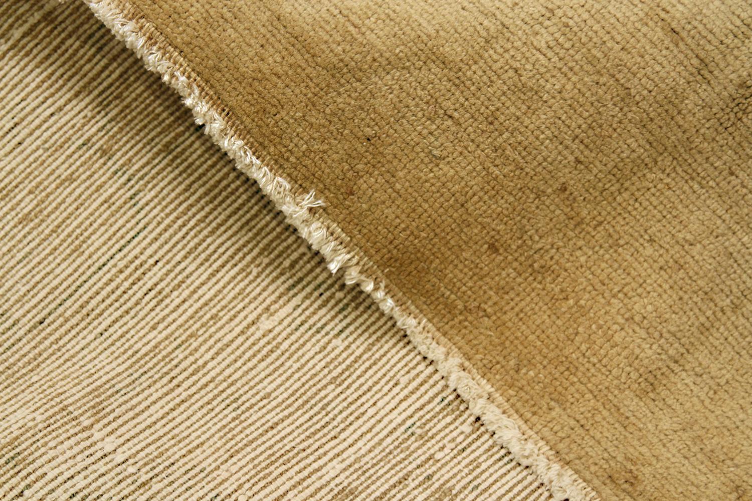 Antiker persischer Malayer-Teppich mit verblichenen botanischen Details auf elfenbeinfarbenem Feld (Persisch) im Angebot