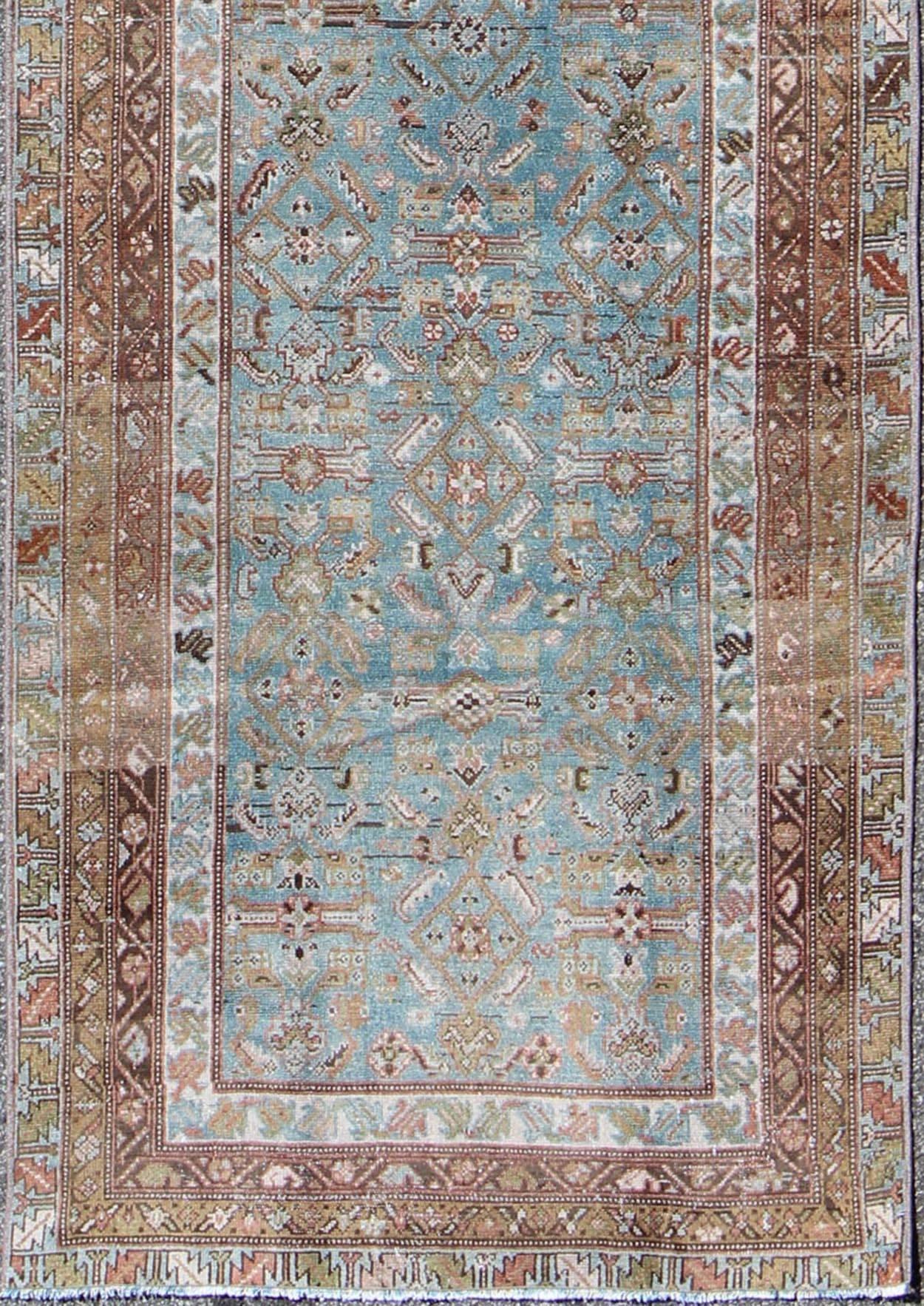 Tapis persan antique Malayer avec design floral dans les tons bleus et bruns, tapis sus-1803-332, pays d'origine / type : Iran / Malayer, vers 1910

Ce chemin de table persan Malayer, datant du début du XXe siècle, présente un motif floral