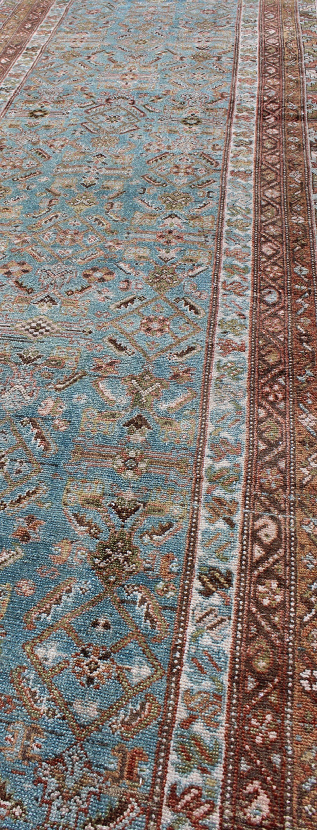 Tapis persan ancien Malayer à motifs floraux dans les tons bleu et marron Excellent état - En vente à Atlanta, GA