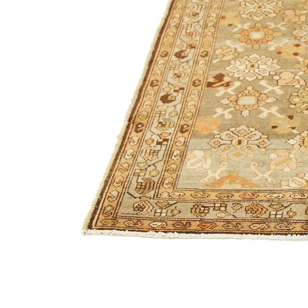Antiker persischer Malayer-Teppich mit Blumenköpfen auf einem elfenbeinfarbenen Feld (Handgewebt) im Angebot