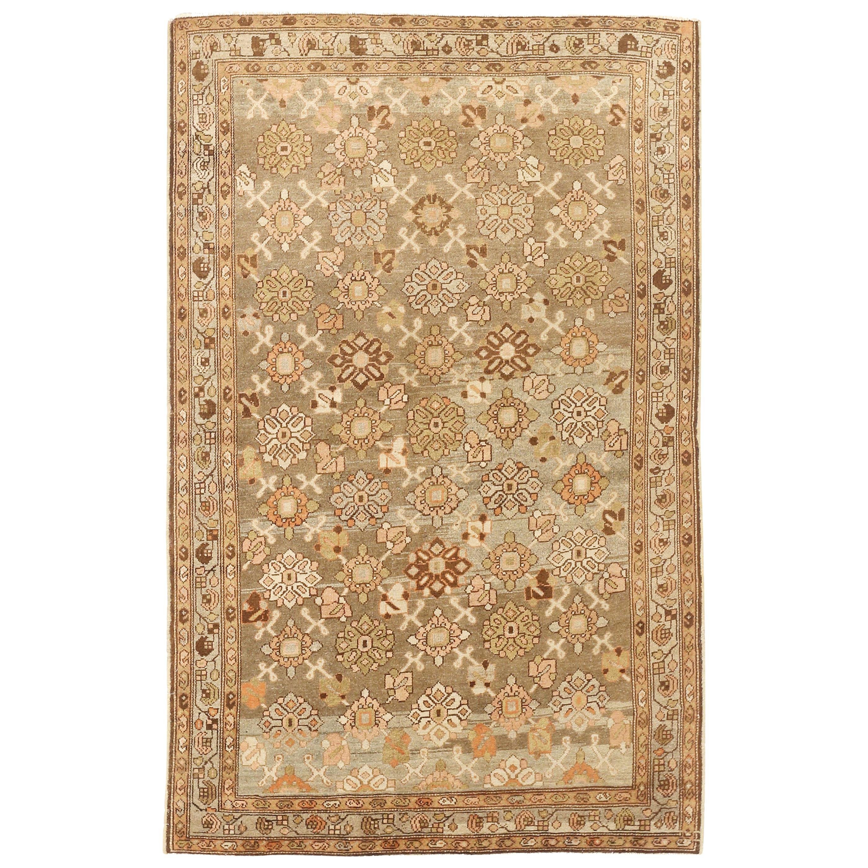 Antiker persischer Malayer-Teppich mit Blumenköpfen auf einem elfenbeinfarbenen Feld im Angebot