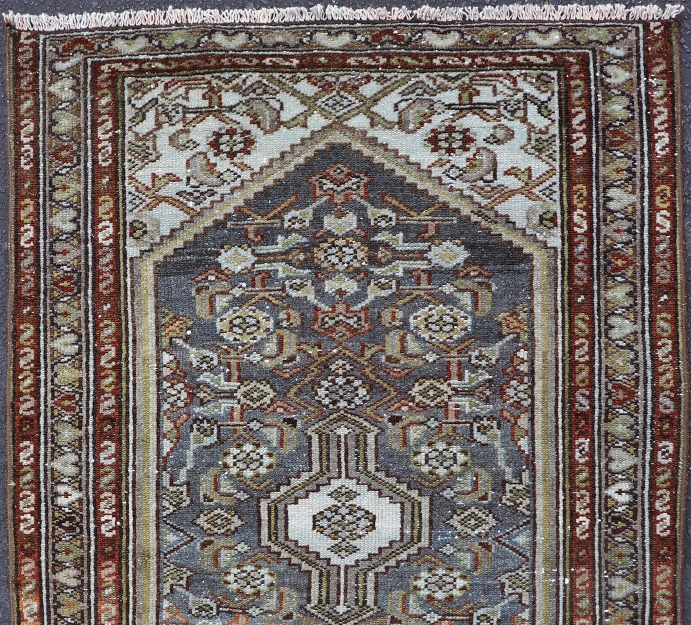 Misure: 2'4 x 3'7 
Antico tappeto persiano Malayer con motivi geometrici nei toni della terra 2'4 x 3'7. Keivan Woven Arts/ tappeto/R20-1101, paese d'origine/tipo: Iran / Hamadan, circa 1930.
Questo antico tappeto persiano Malayer mette in mostra la