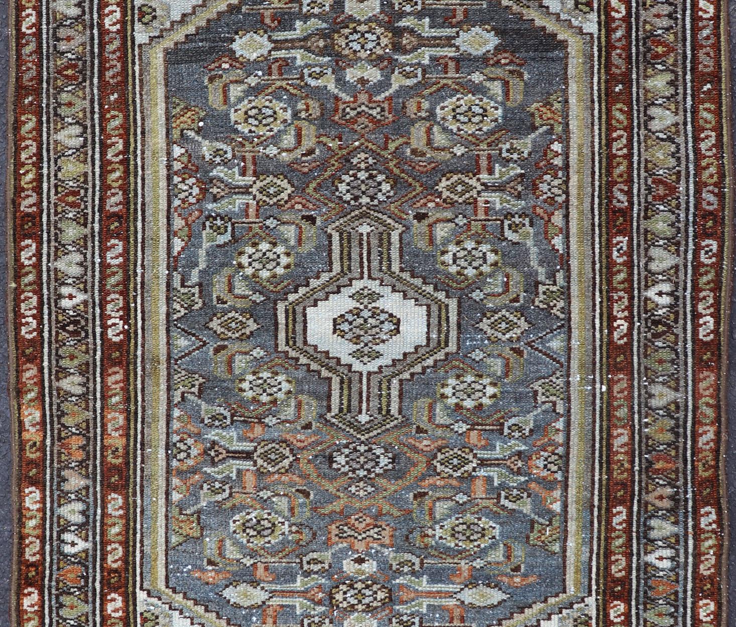 Persiano Tappeto antico persiano Malayer con motivi geometrici nei toni della terra 2'4 x 3'7 in vendita