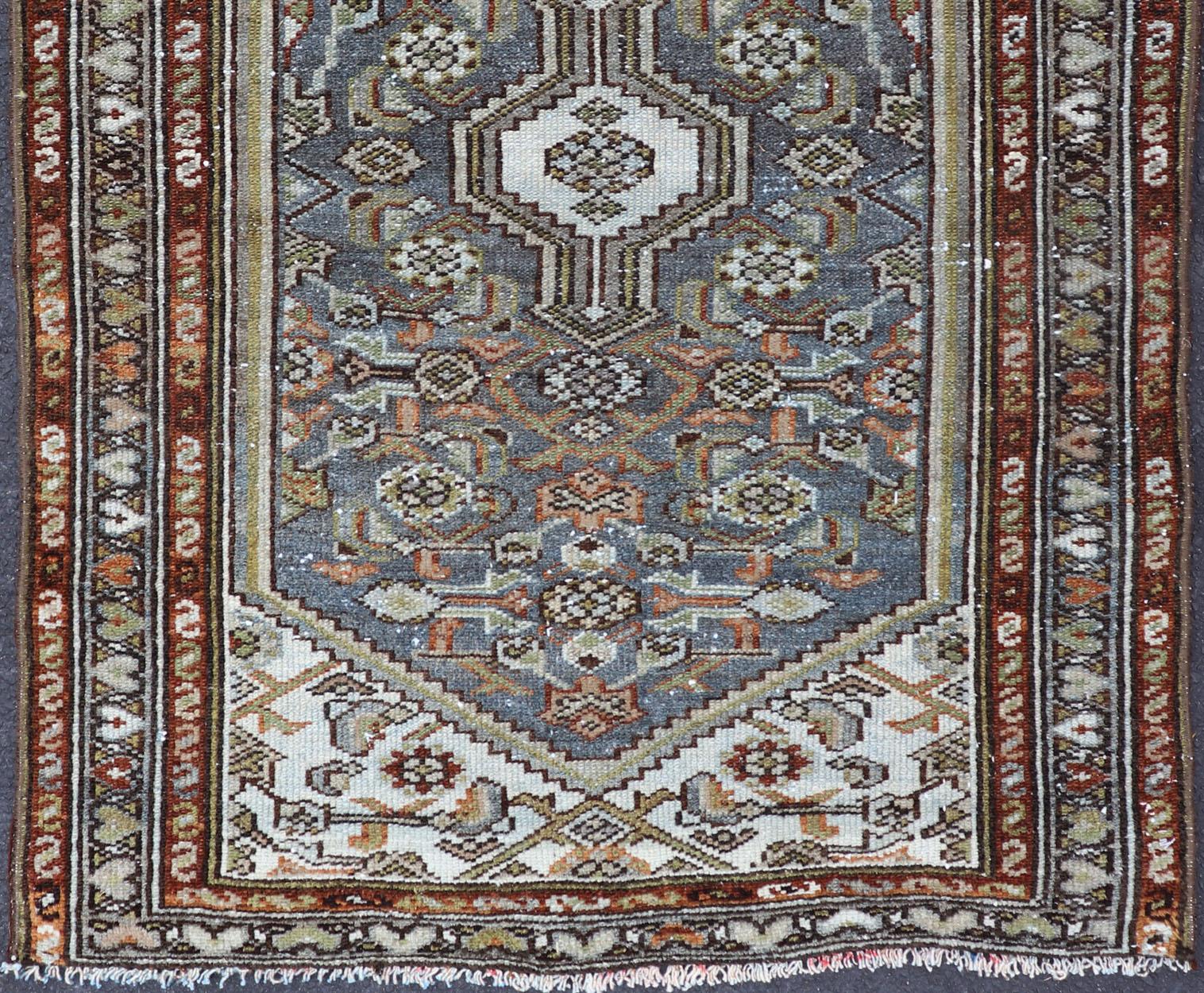 Annodato a mano Tappeto antico persiano Malayer con motivi geometrici nei toni della terra 2'4 x 3'7 in vendita