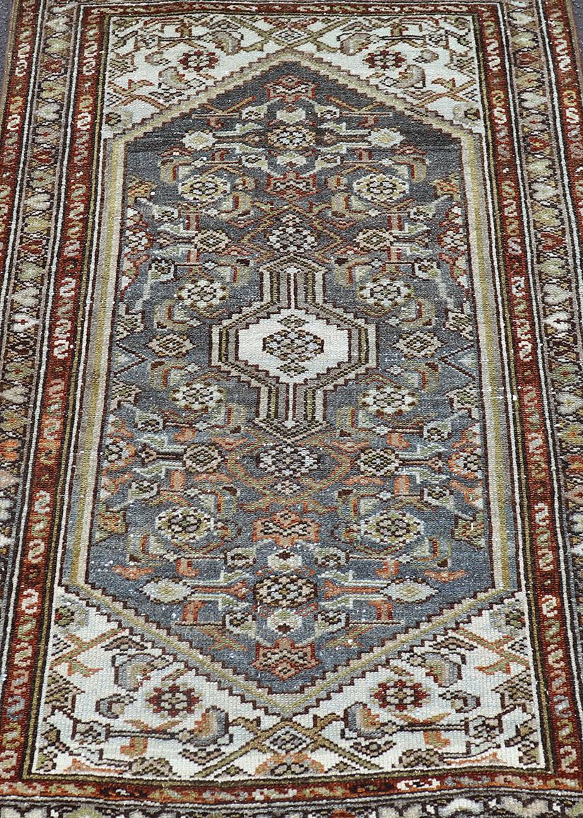 Tappeto antico persiano Malayer con motivi geometrici nei toni della terra 2'4 x 3'7 In condizioni buone in vendita a Atlanta, GA