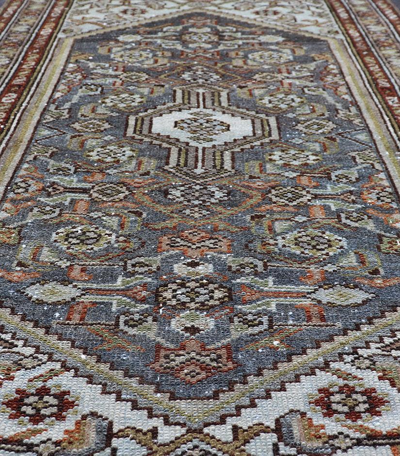 XX secolo Tappeto antico persiano Malayer con motivi geometrici nei toni della terra 2'4 x 3'7 in vendita
