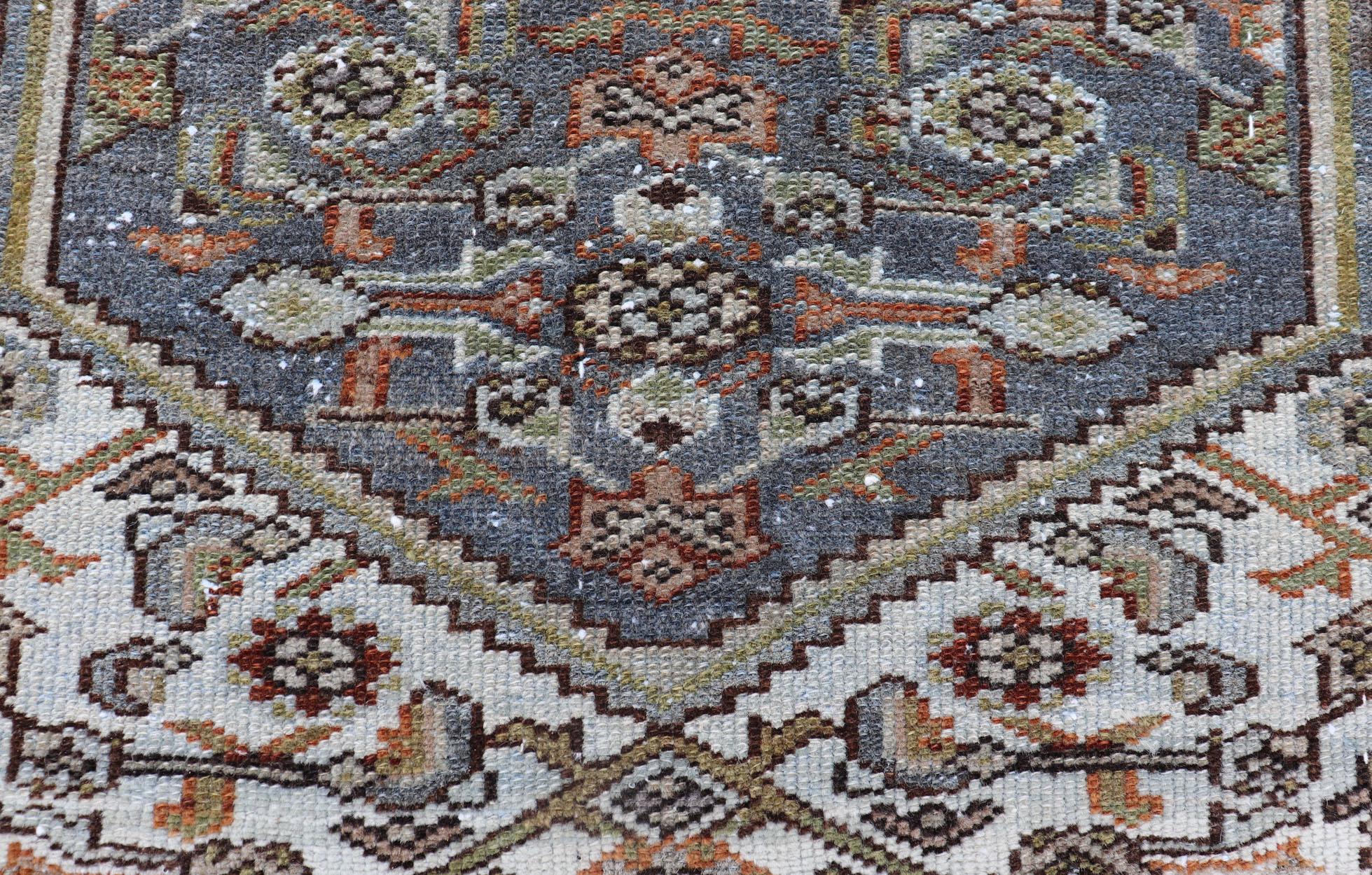 Tappeto antico persiano Malayer con motivi geometrici nei toni della terra 2'4 x 3'7 in vendita 1