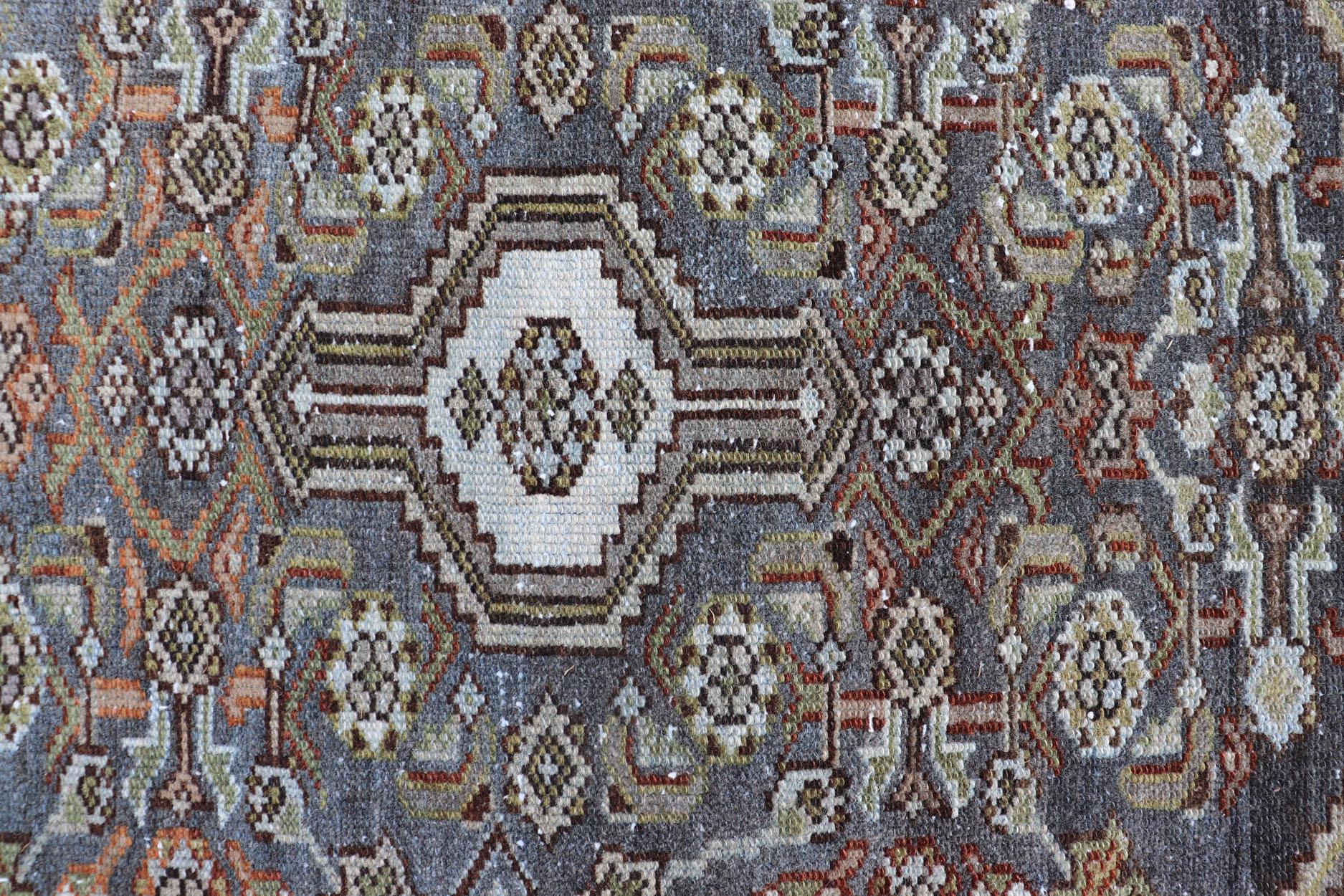 Tappeto antico persiano Malayer con motivi geometrici nei toni della terra 2'4 x 3'7 in vendita 2