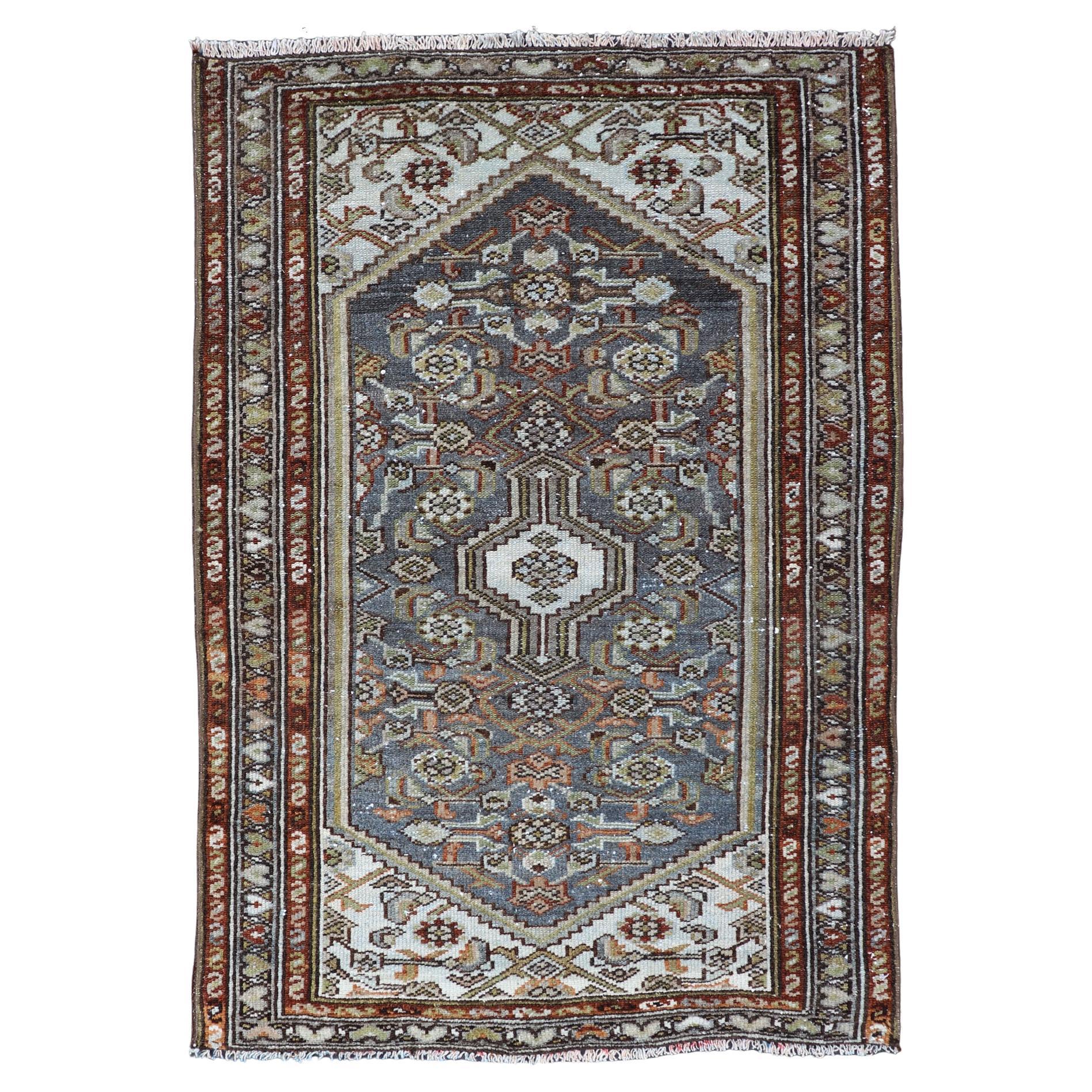 Antigua alfombra persa Malayer con motivos geométricos en ricos tonos tierra 2'4 x 3'7