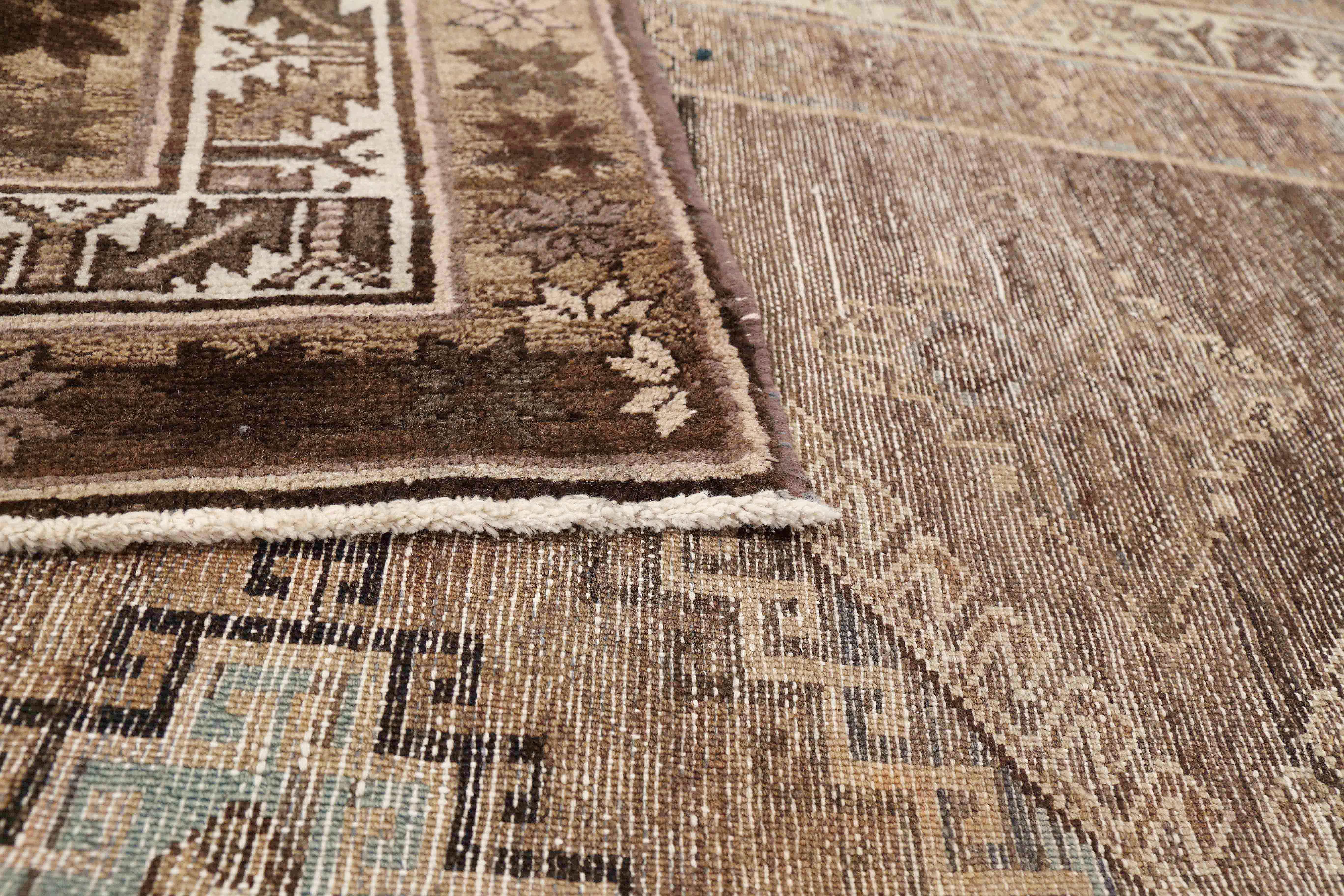 Antiker persischer Malayer-Teppich mit grauen und braunen geometrischen Motiven (Handgewebt) im Angebot