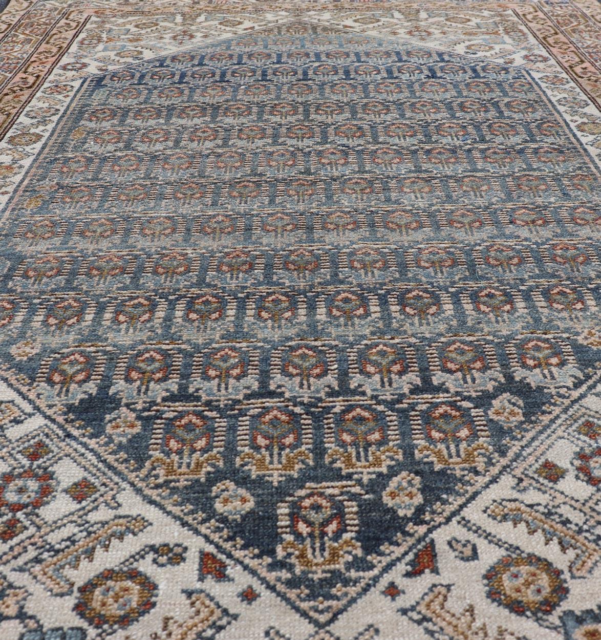Mesures : 4'0 x 5'10 
Ancien tapis persan Malayer avec un design Herati complexe 4'0 x 5'10. Keivan Woven Arts/ tapis/AVI-0205, pays d'origine / type : Iran / Malayer, vers 1910.
Ce tapis persan ancien de Malayer est un exemple captivant du