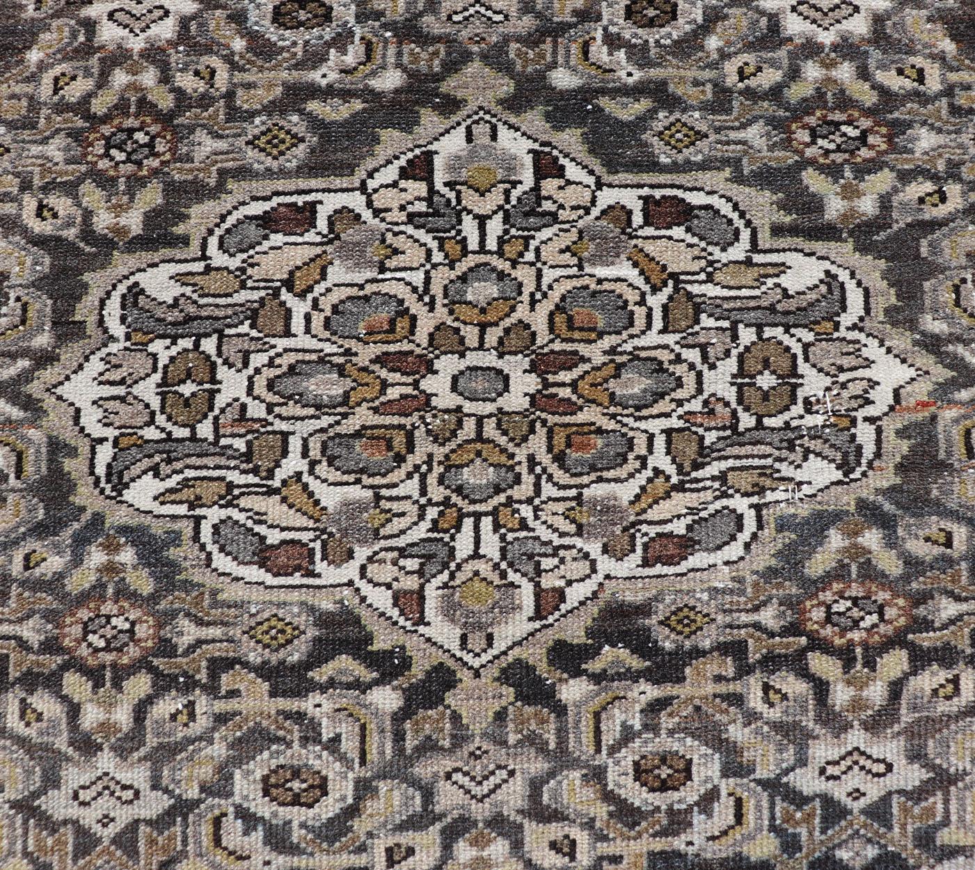 Antiker persischer Malayer-Teppich aus Persien mit kompliziertem botanischem Design 3'6 x 4'5 (Persisch) im Angebot