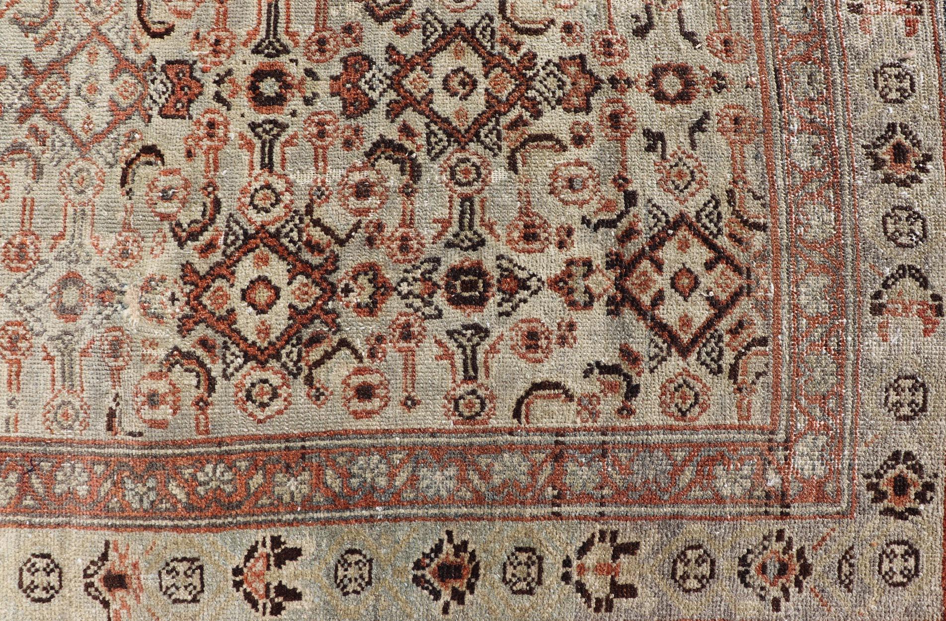 Mesures : 3'8 x 6'2 
Tapis ancien persan Malayer avec médaillon complexe en beige doux 3'8 x 6'2. 
Keivan Woven Arts/ tapis / KBE-0807, pays d'origine / type : Iran / Malayer, vers 1910.

Cet exquis tapis persan ancien Malayer présente un motif de