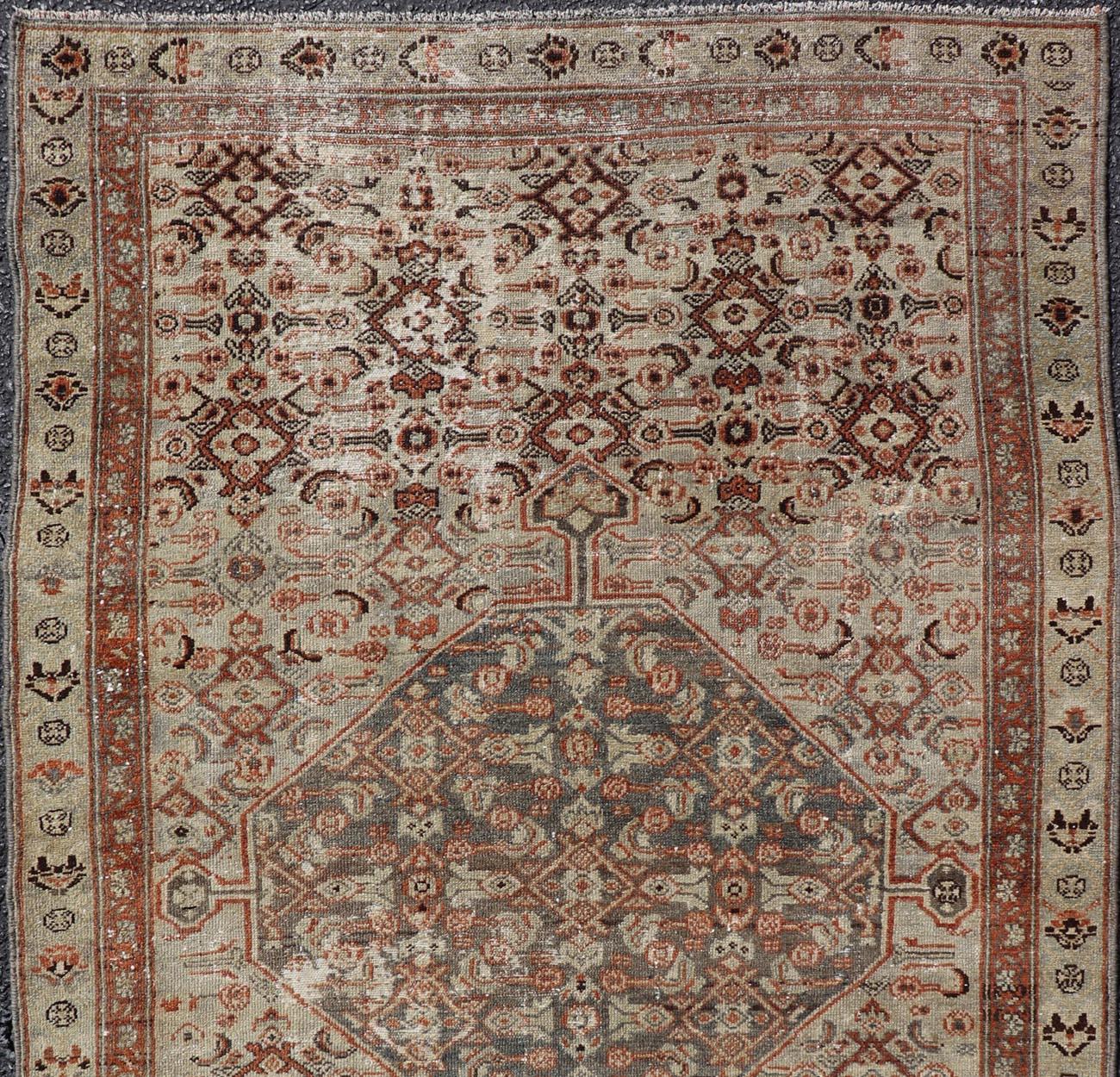 Perse Tapis ancien persan Malayer avec médaillon complexe en beige doux 3'8 x 6'2 en vente