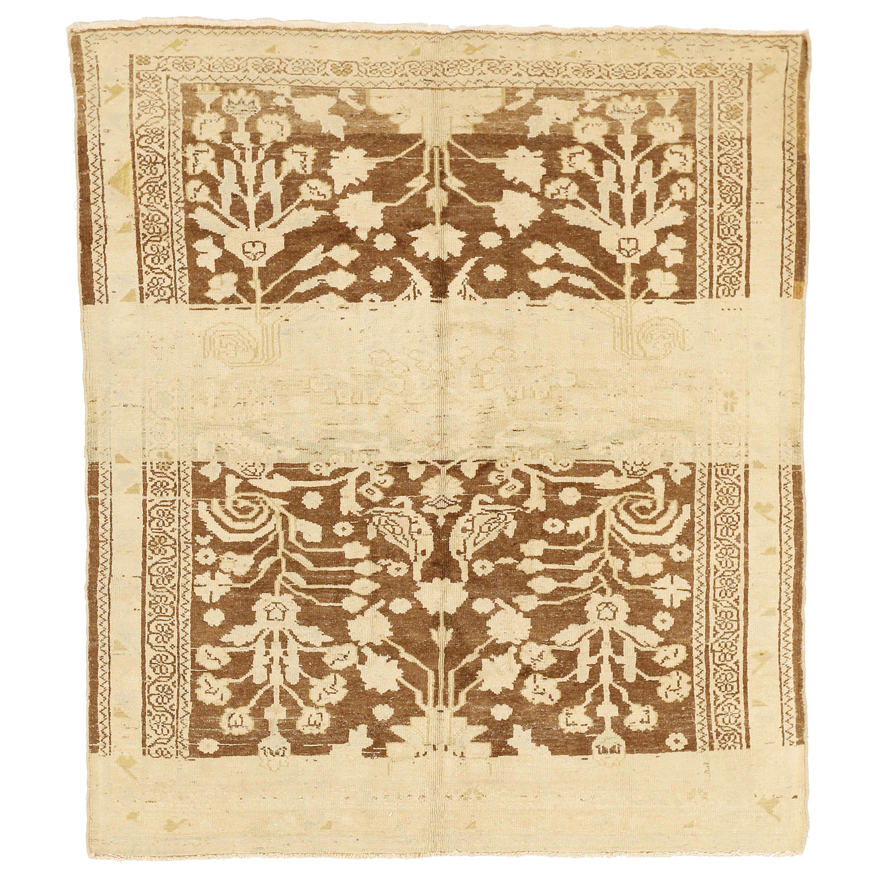 Antiker persischer Malayer-Teppich mit elfenbeinfarbenen Blumendetails über braunem Feld