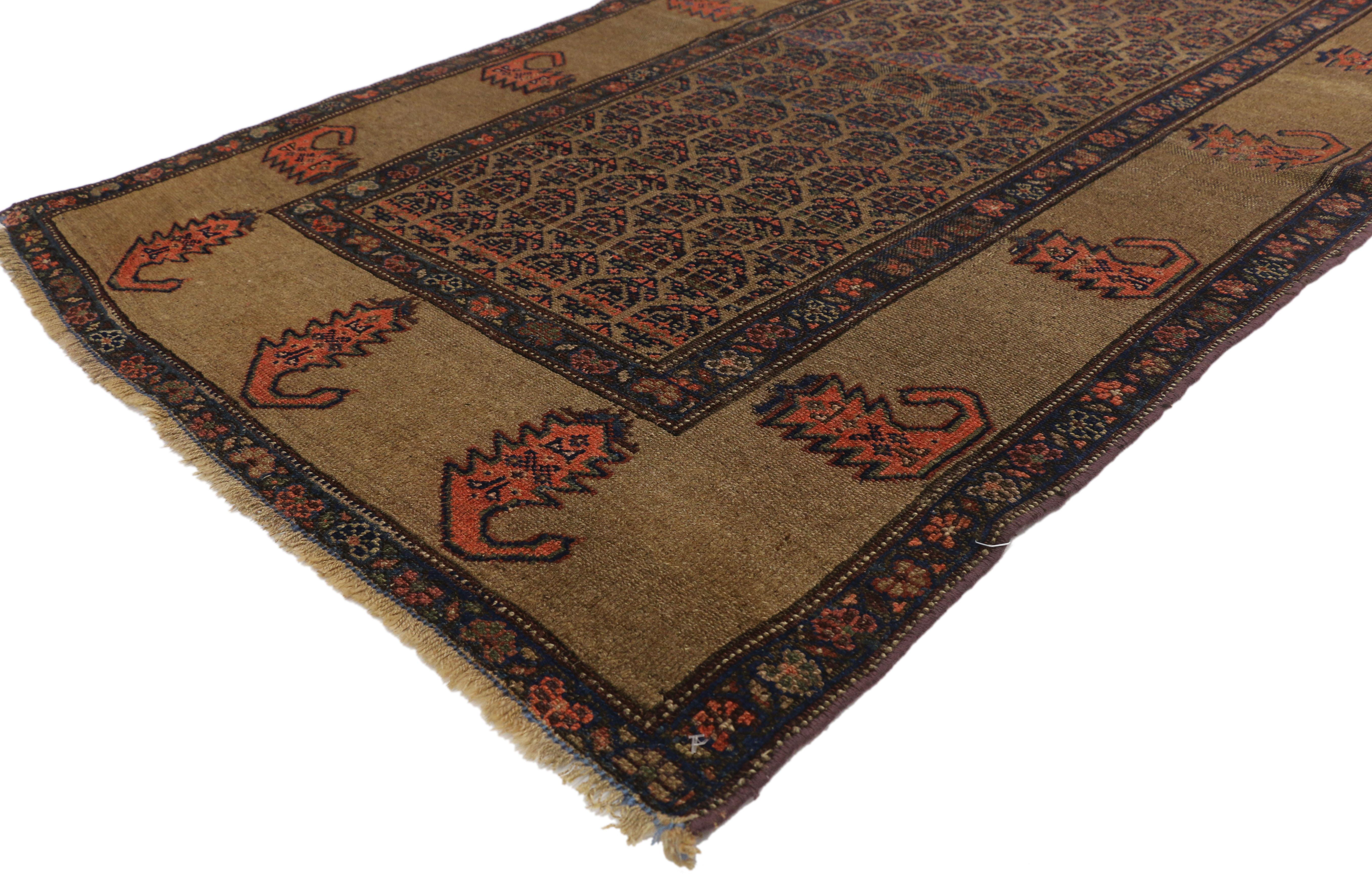 Dieser bescheidene, aber charaktervolle antike persische Malayer-Teppich im modernen, traditionellen Stil zeigt ein sich allover wiederholendes Muster aus symbolischen Boteh-Motiven im zentralen Medaillon, das von einer braunen Bordüre umgeben ist.