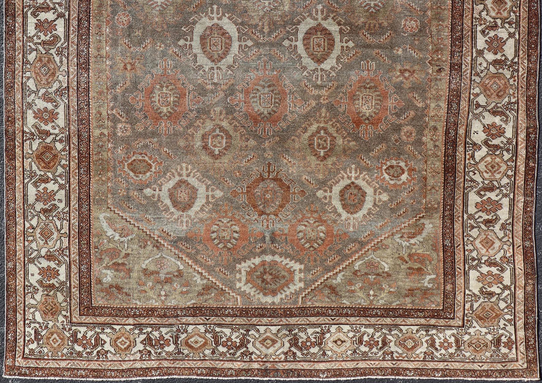 Maße: 7'0 x 9'6 
Antiker persischer Malayer Teppich mit Motiven in erdfarbener Farbpalette 7'0 x 9'6. Keivan Woven Arts/ rug/X23-1110, Herkunftsland / Typ: Iran / Malayer, um 1900.

Dieser antike persische Malayer-Teppich zeigt ein anmutiges