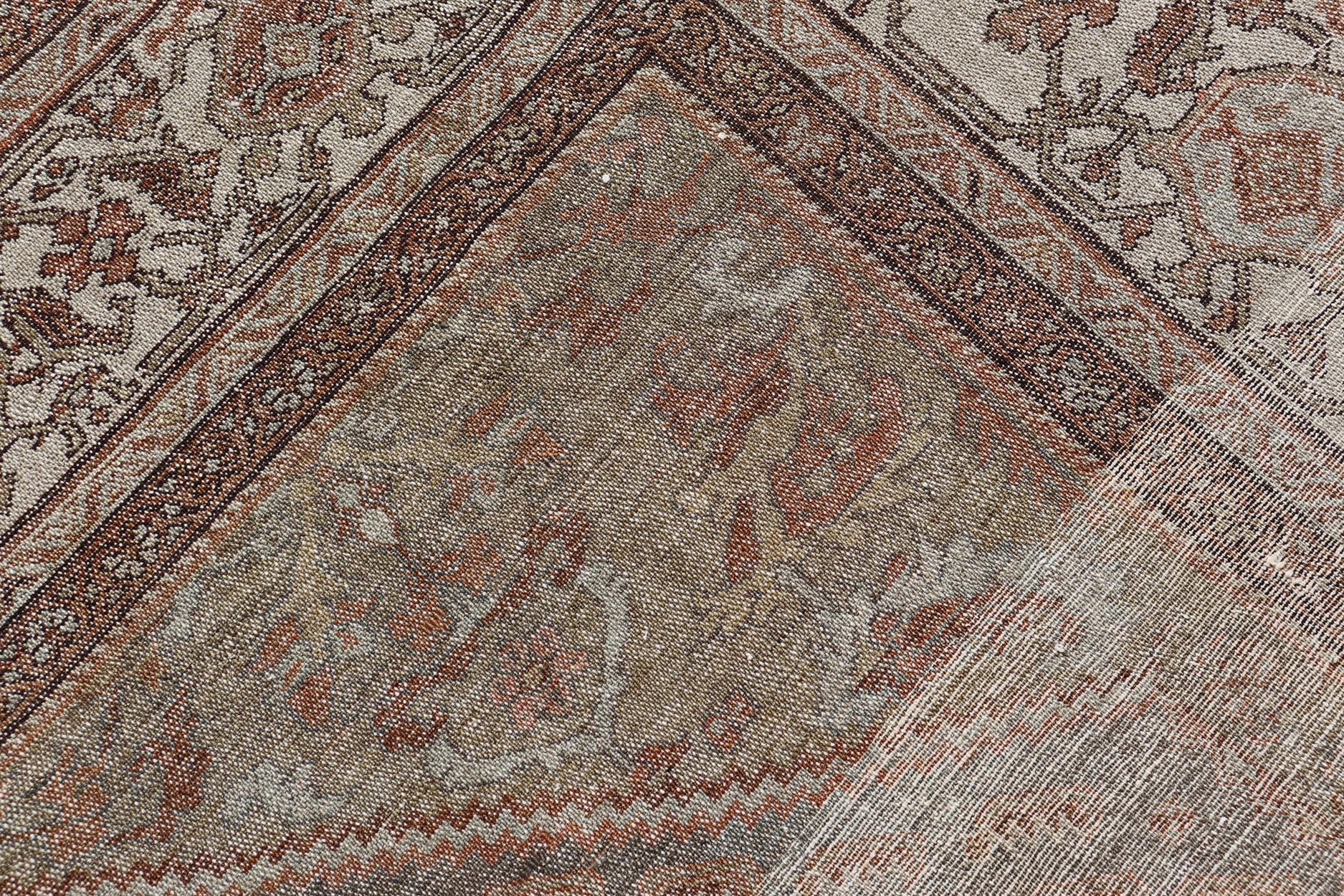 Antiker persischer Malayer-Teppich mit Motiven in erdfarbener Farbpalette 7'0 x 9'6 (Persisch) im Angebot