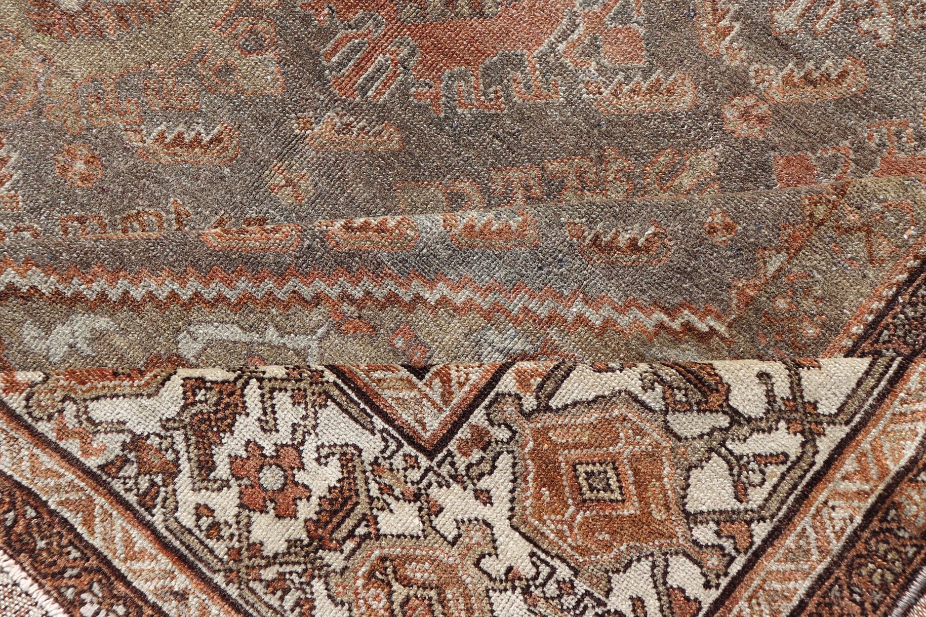 Antiker persischer Malayer-Teppich mit Motiven in erdfarbener Farbpalette 7'0 x 9'6 (Handgeknüpft) im Angebot
