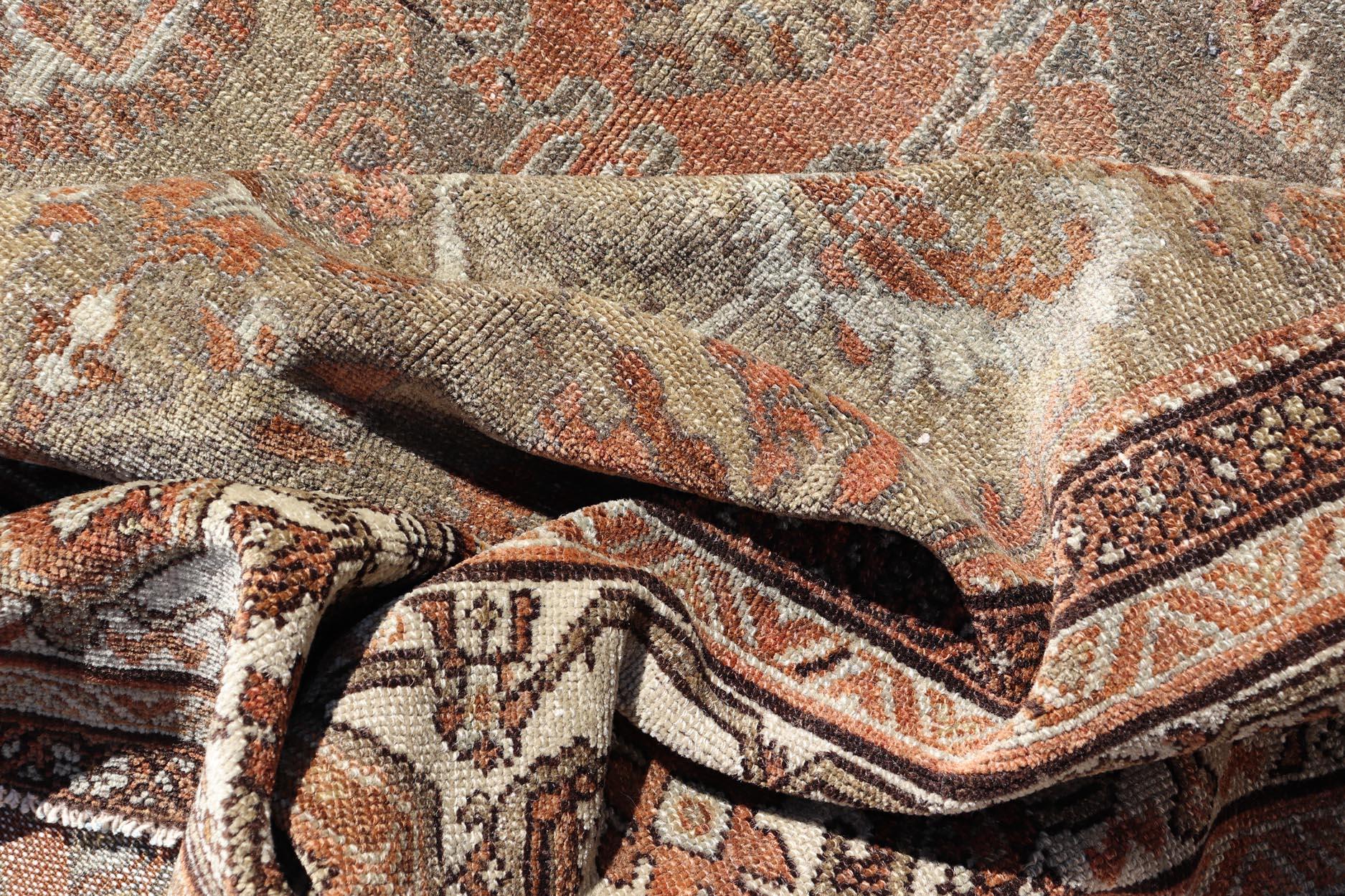 Antiker persischer Malayer-Teppich mit Motiven in erdfarbener Farbpalette 7'0 x 9'6 im Zustand „Gut“ im Angebot in Atlanta, GA