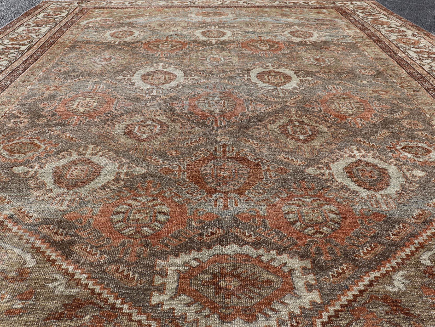 Antiker persischer Malayer-Teppich mit Motiven in erdfarbener Farbpalette 7'0 x 9'6 (Wolle) im Angebot