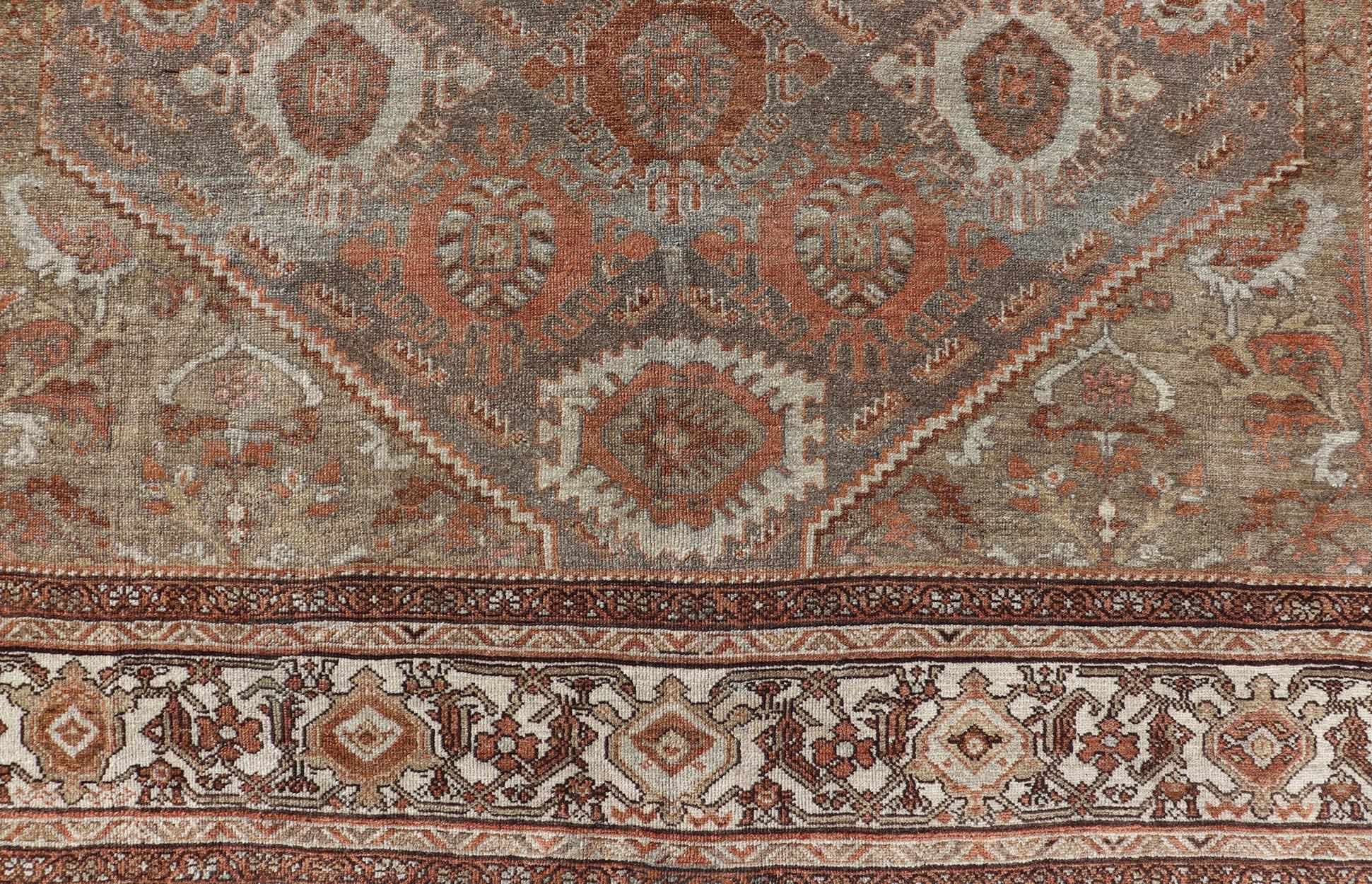 Antiker persischer Malayer-Teppich mit Motiven in erdfarbener Farbpalette 7'0 x 9'6 im Angebot 1