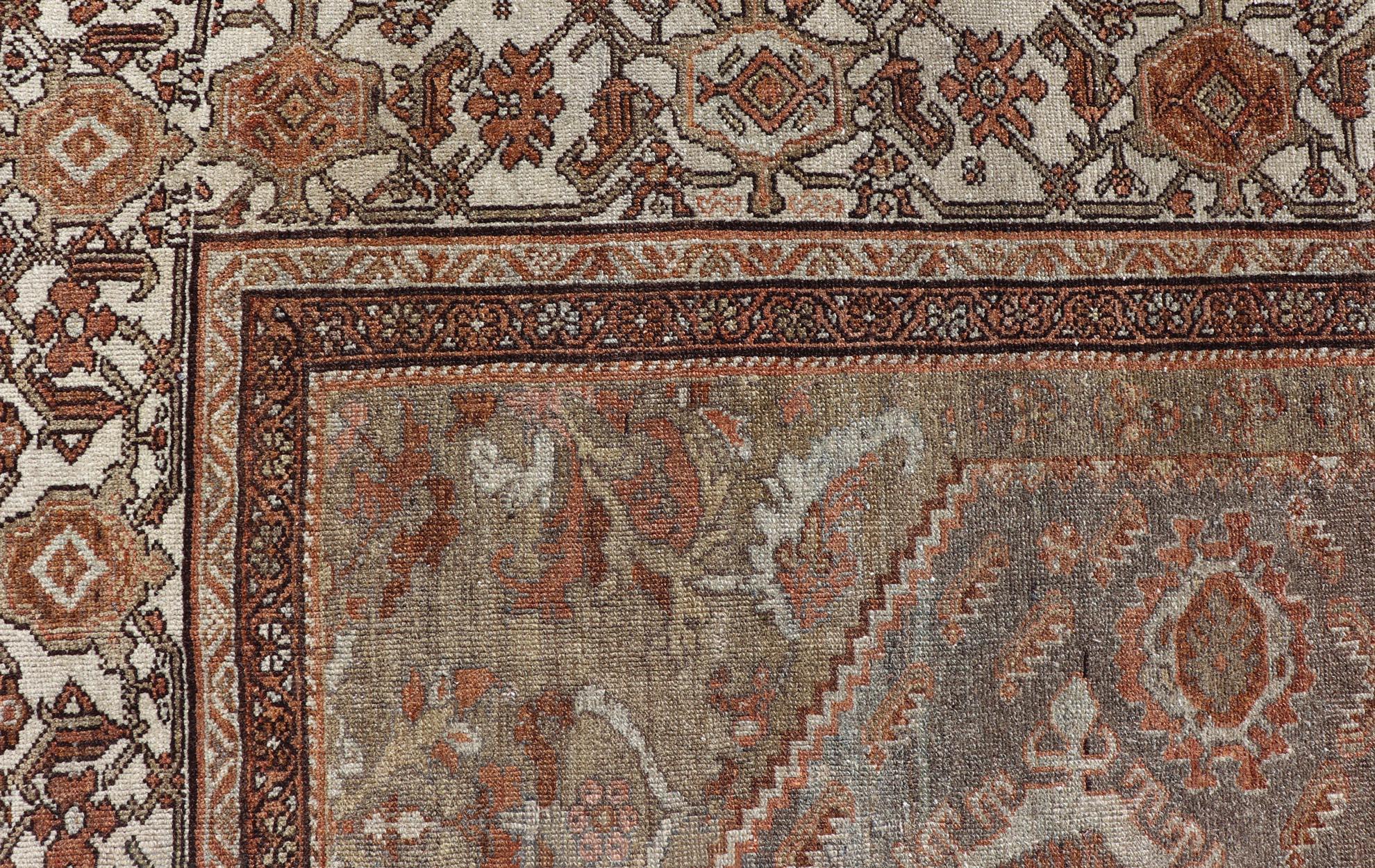 Antiker persischer Malayer-Teppich mit Motiven in erdfarbener Farbpalette 7'0 x 9'6 im Angebot 2