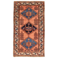 Tapis persan ancien Malayer avec médaillons de diamants bleu marine et bleu